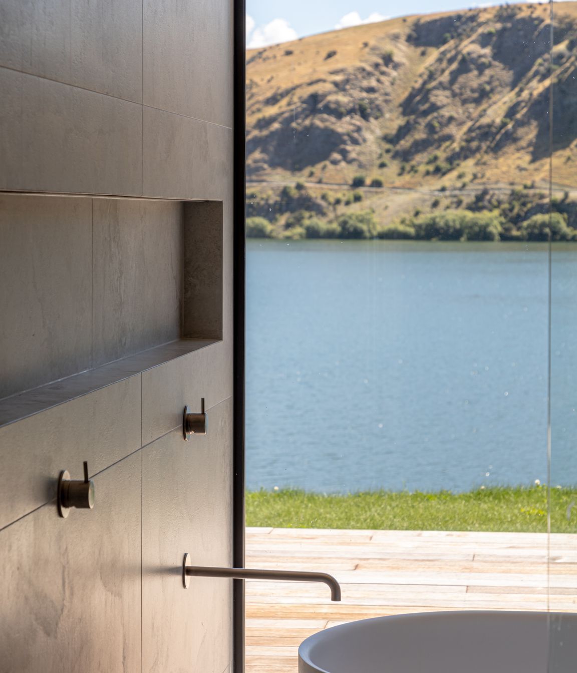 017-Ben-Hudson-Architects-Lake-House-bath.jpg
