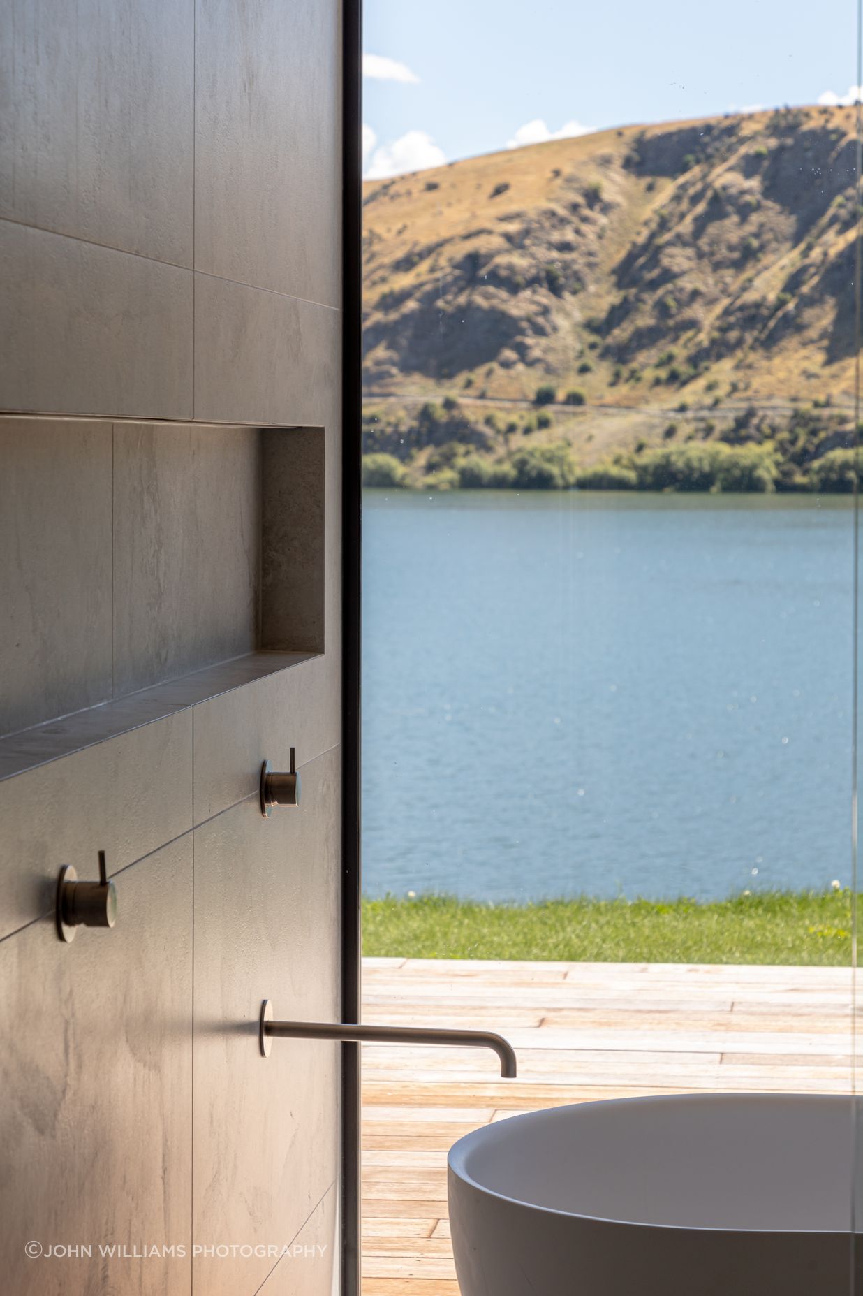 017-Ben-Hudson-Architects-Lake-House-bath.jpg