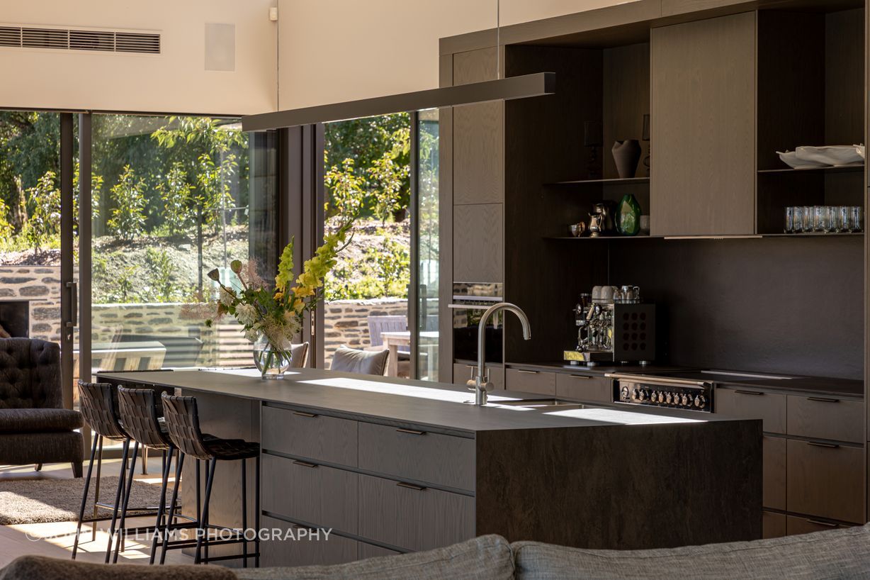 019-Ben-Hudson-Architects-Lake-House-indoor-outdoor-kitchen.jpg