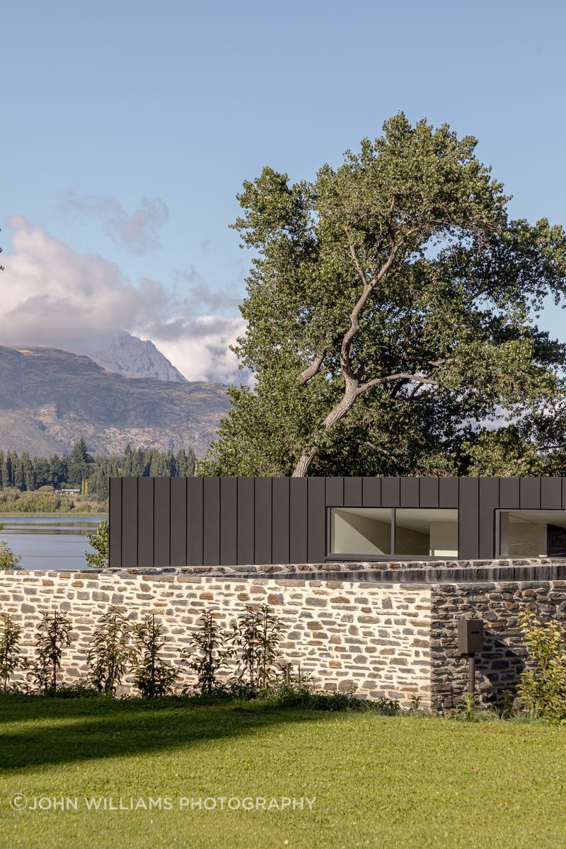 024-Ben-Hudson-Architects-Lake-House-schist-stone-wall.jpg