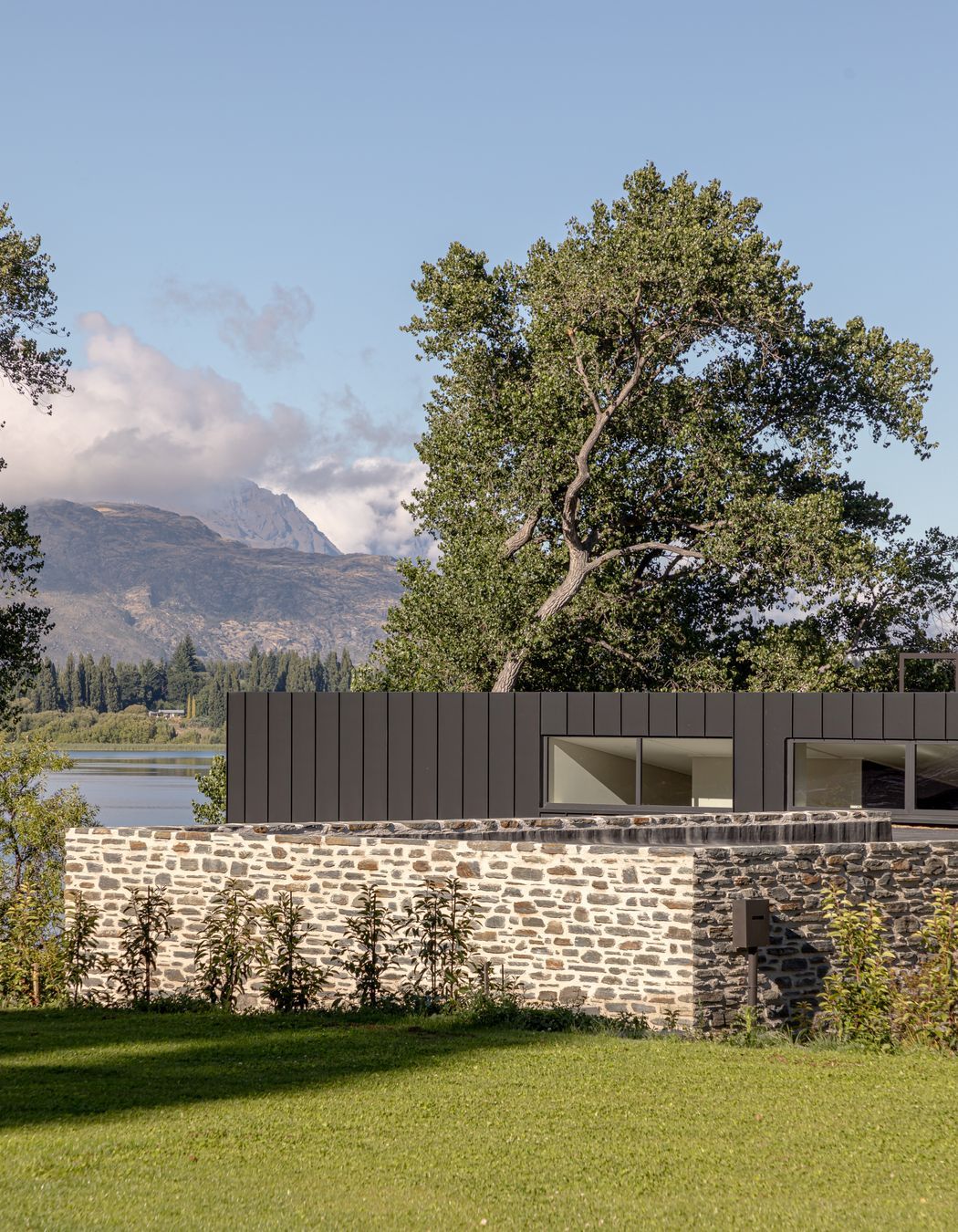 024-Ben-Hudson-Architects-Lake-House-schist-stone-wall.jpg