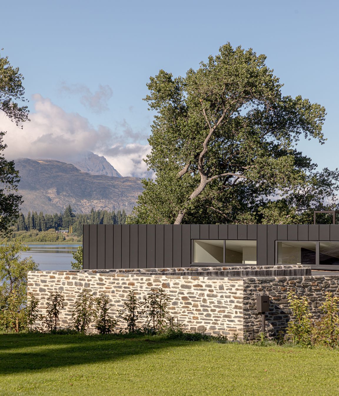024-Ben-Hudson-Architects-Lake-House-schist-stone-wall.jpg