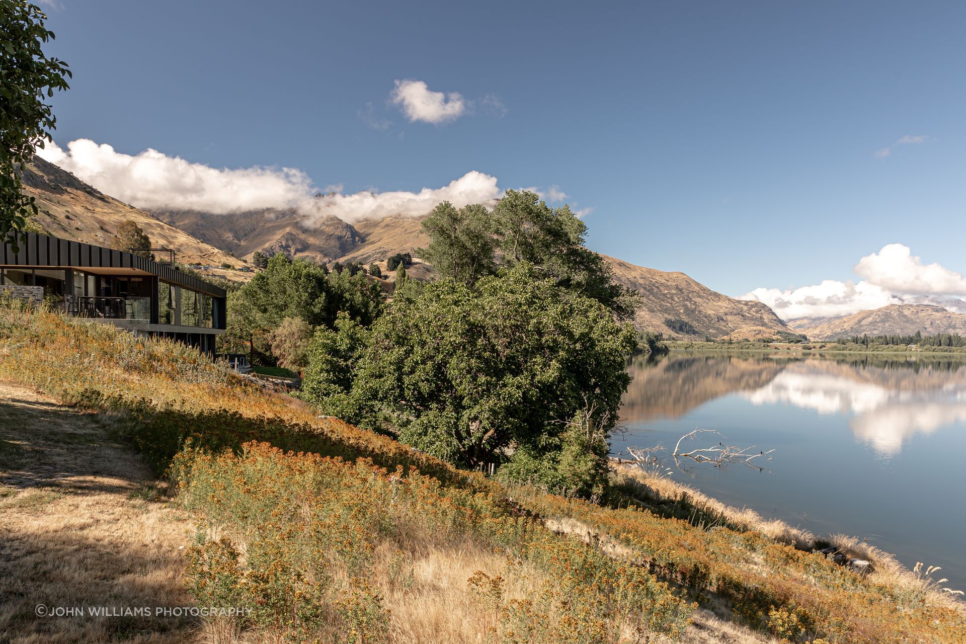 03-Ben-Hudson-Architects-Lake-House-lakeside-living.jpg