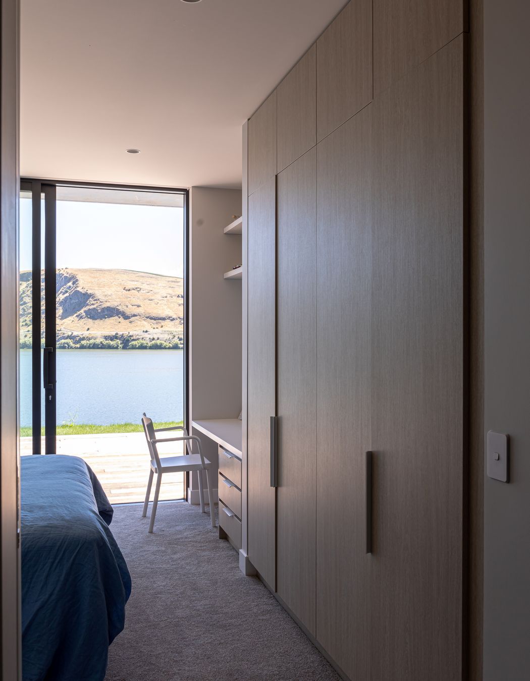 030-Ben-Hudson-Architects-Lake-House-kids-bedroom-1.jpg