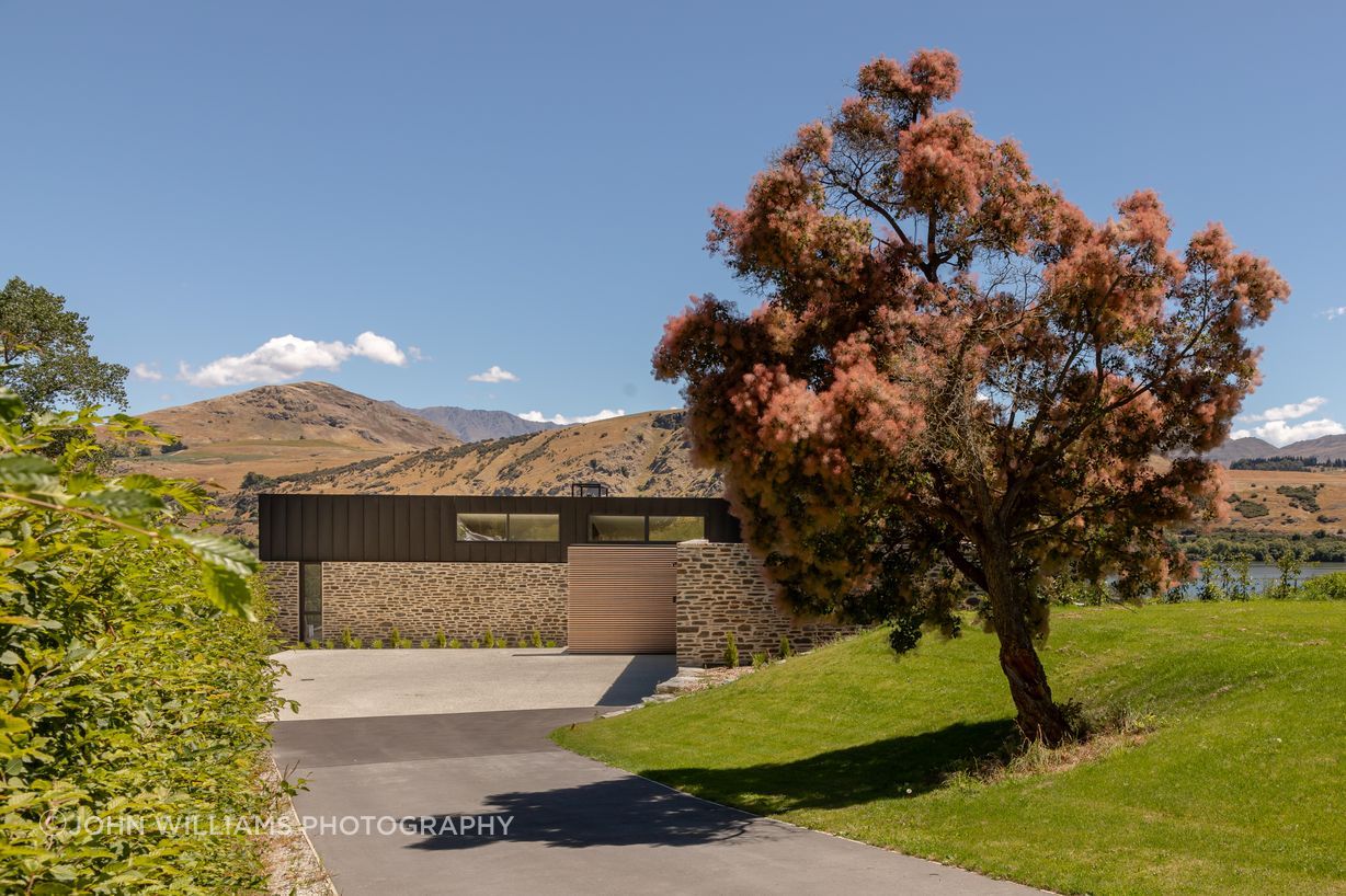 04-Ben-Hudson-Architects-Lake-House-arrival.jpg