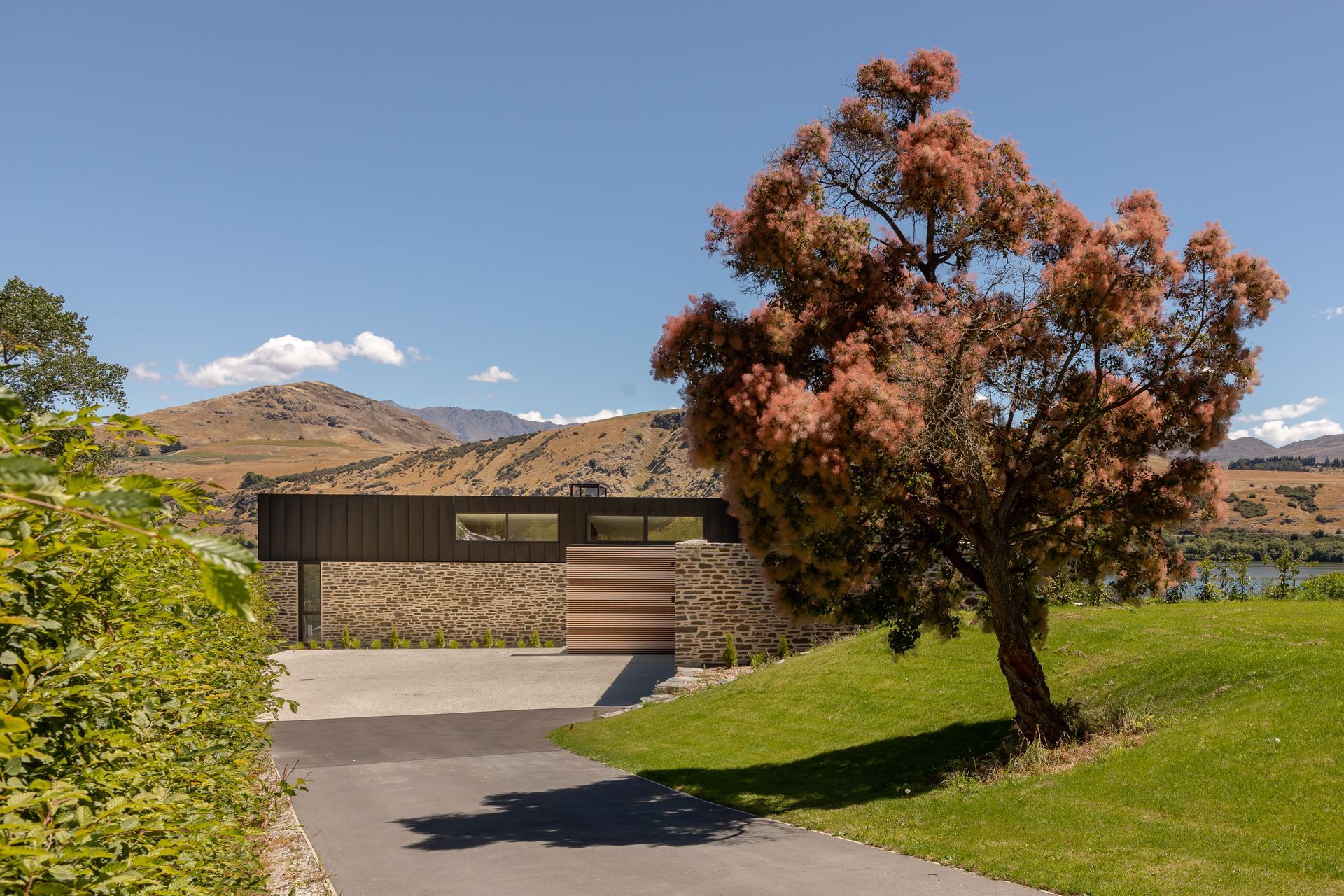 04-Ben-Hudson-Architects-Lake-House-arrival.jpg