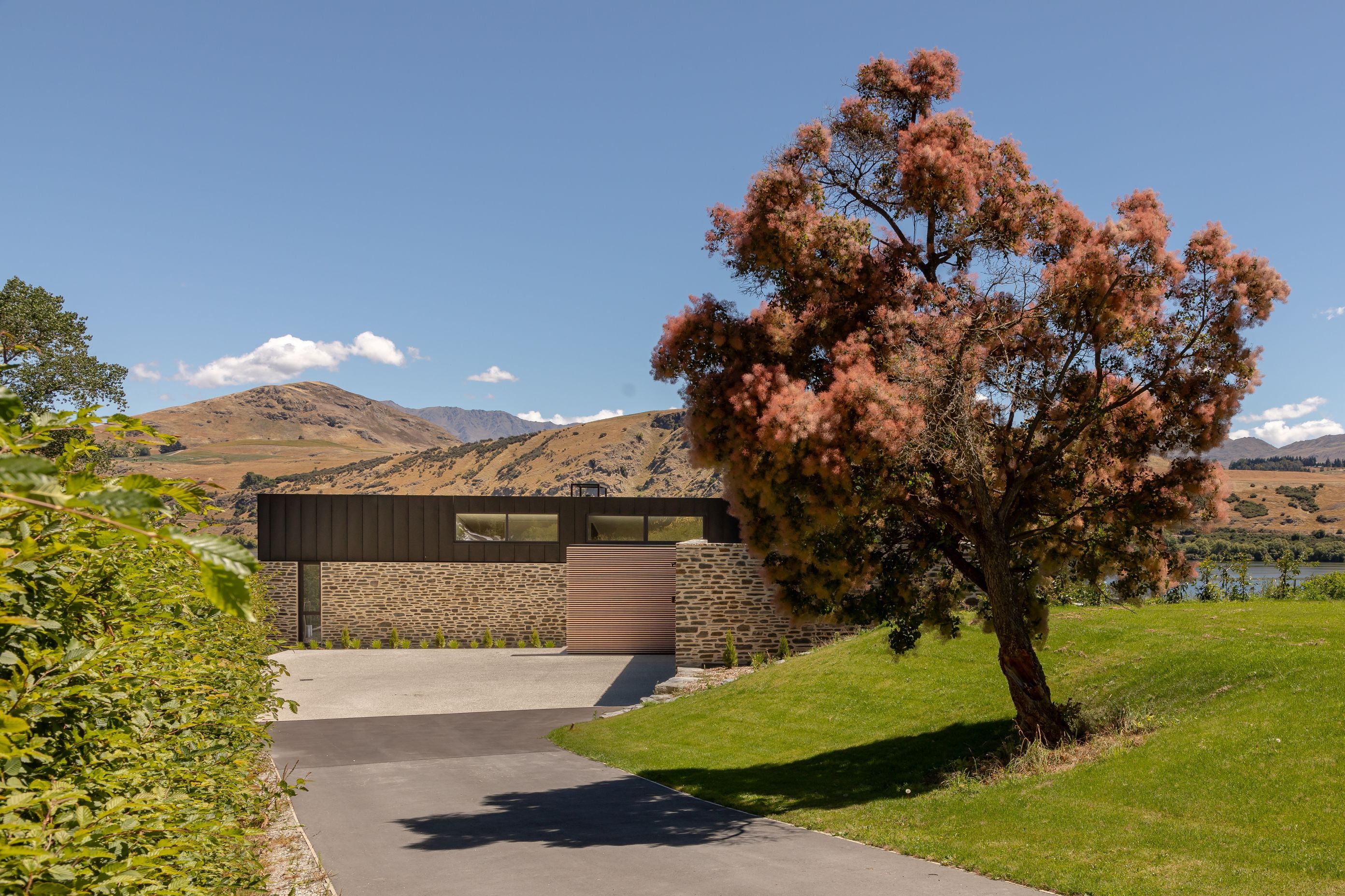 04-Ben-Hudson-Architects-Lake-House-arrival.jpg