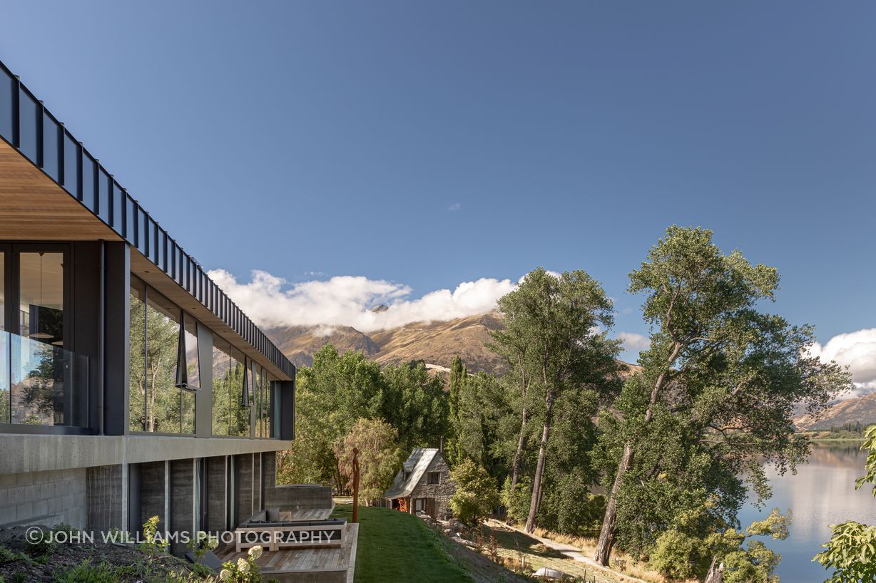 045-Ben-Hudson-Architects-Lake-House-low-sleek-form.jpg