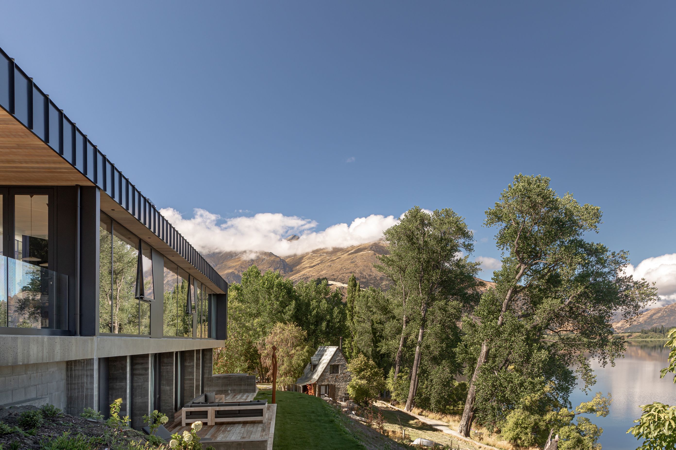 045-Ben-Hudson-Architects-Lake-House-low-sleek-form.jpg