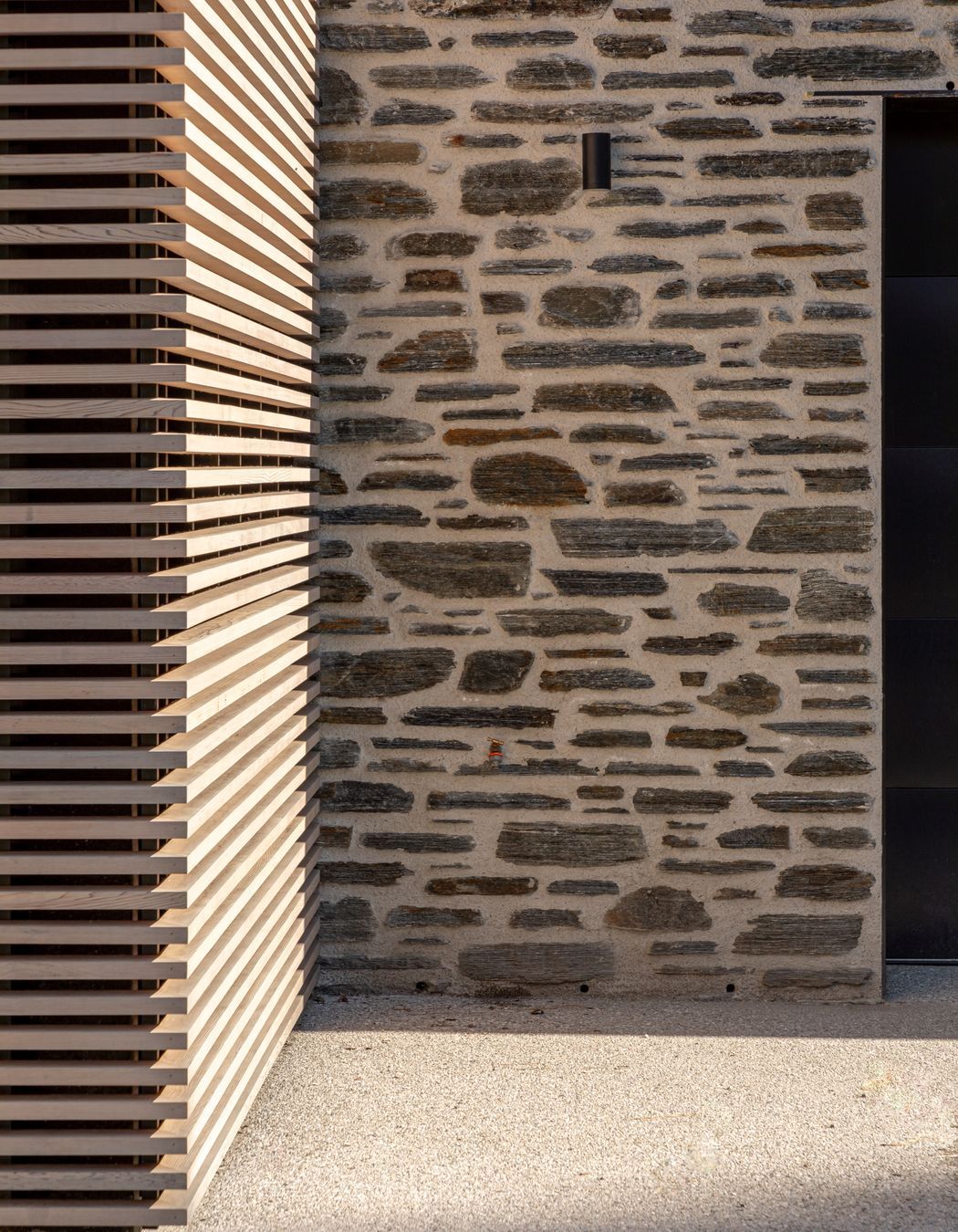 055-Ben-Hudson-Architects-Lake-House-stone-timber-detail.jpg