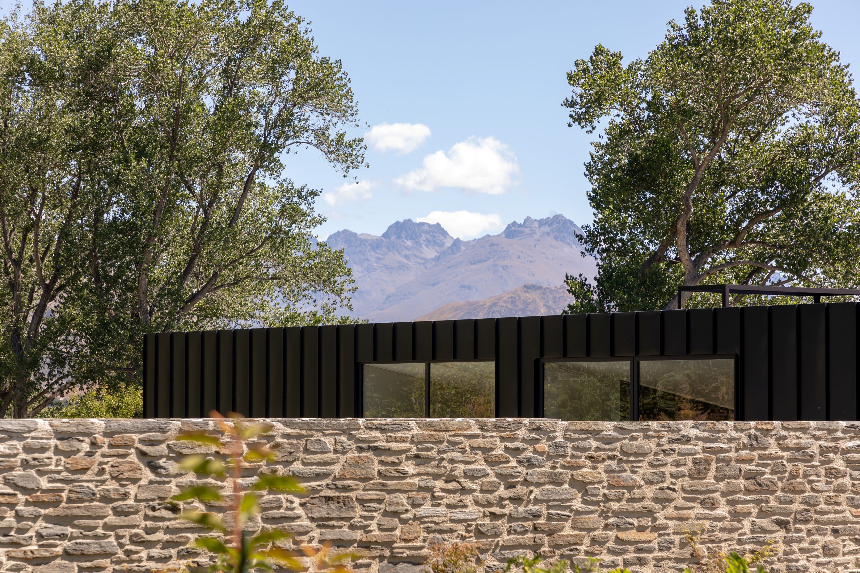 06-Ben-Hudson-Architects-Lake-House-stone-wall-detail.jpg