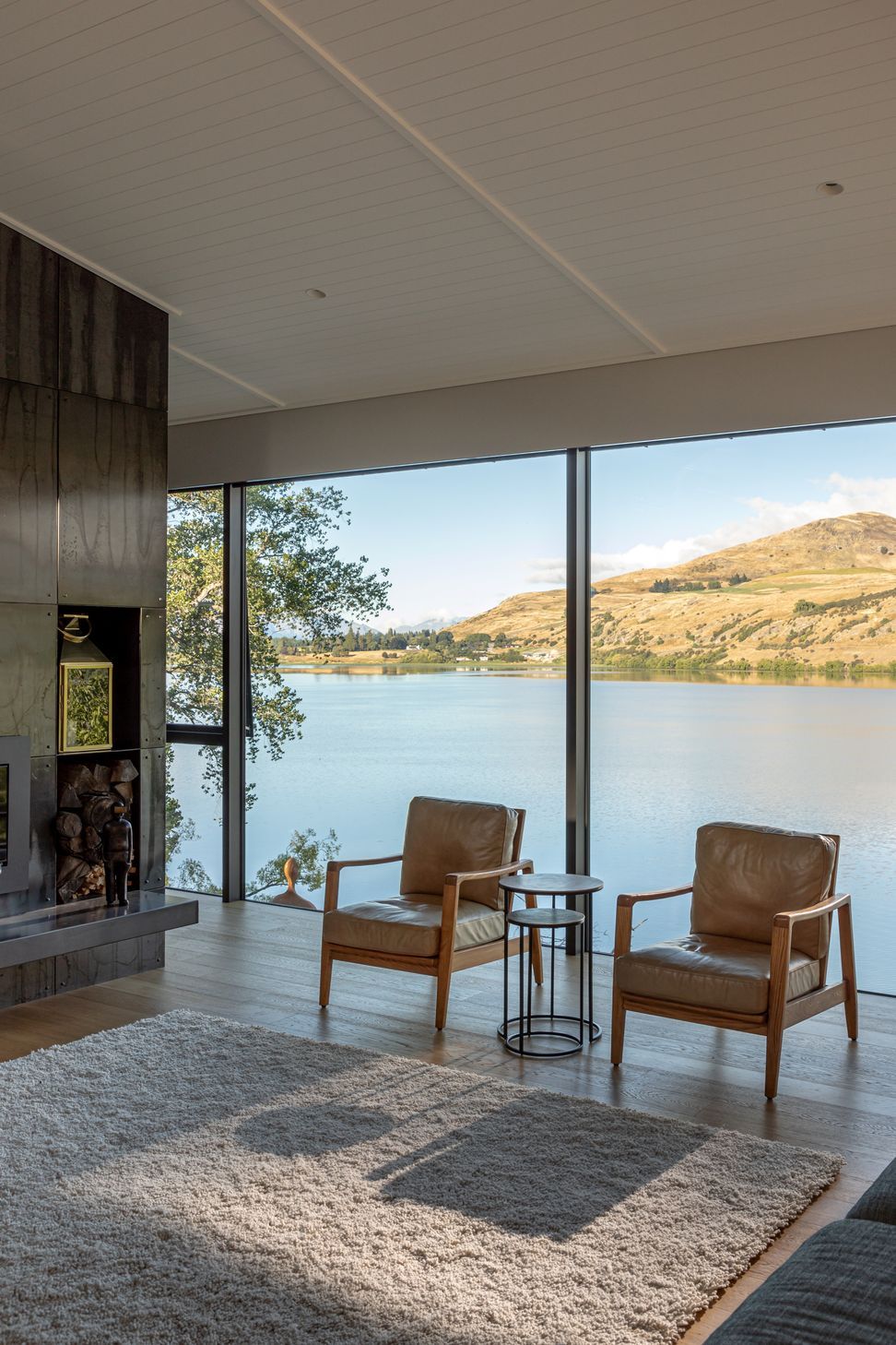07-Ben-Hudson-Architects-Lake-House-indoor-fire.jpg
