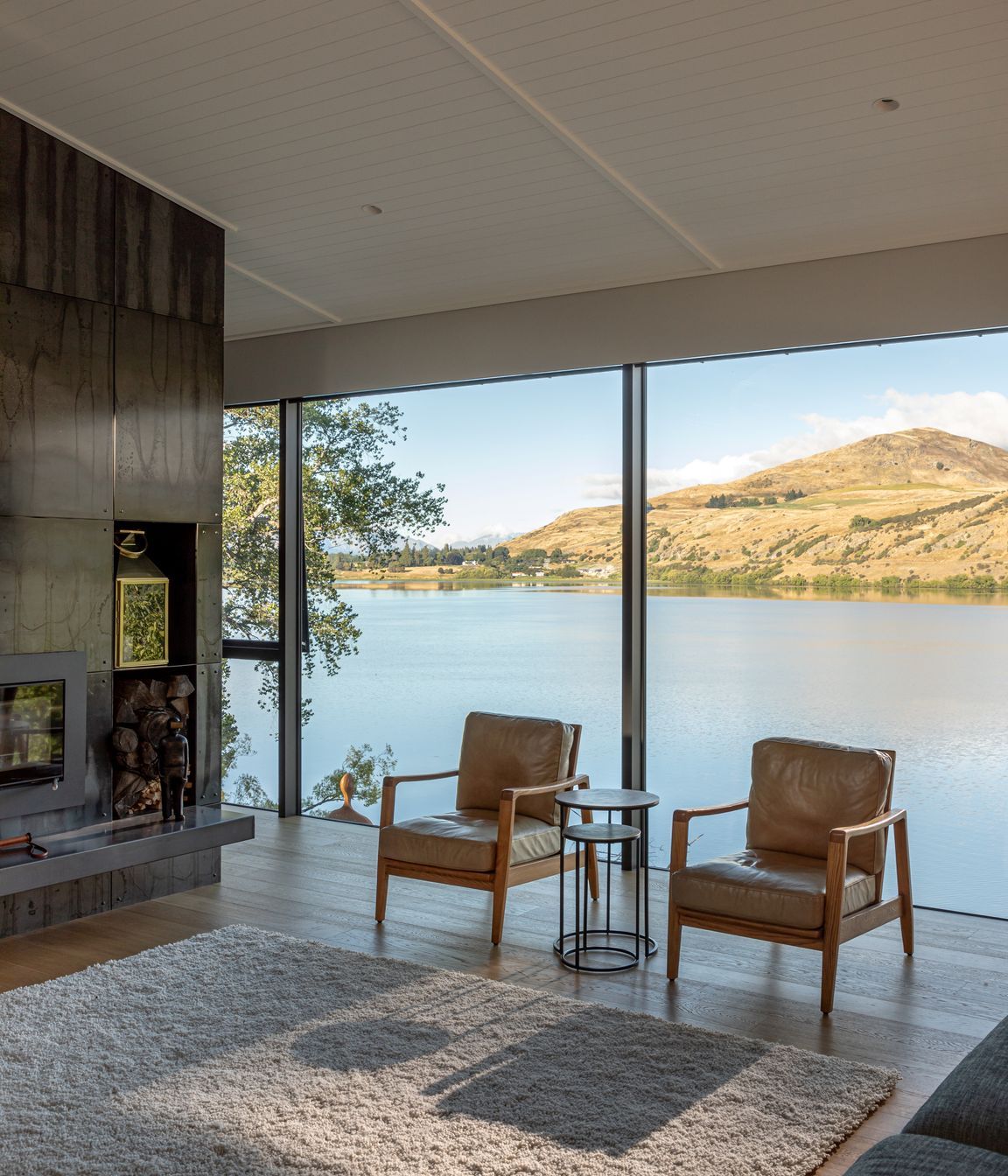07-Ben-Hudson-Architects-Lake-House-indoor-fire.jpg