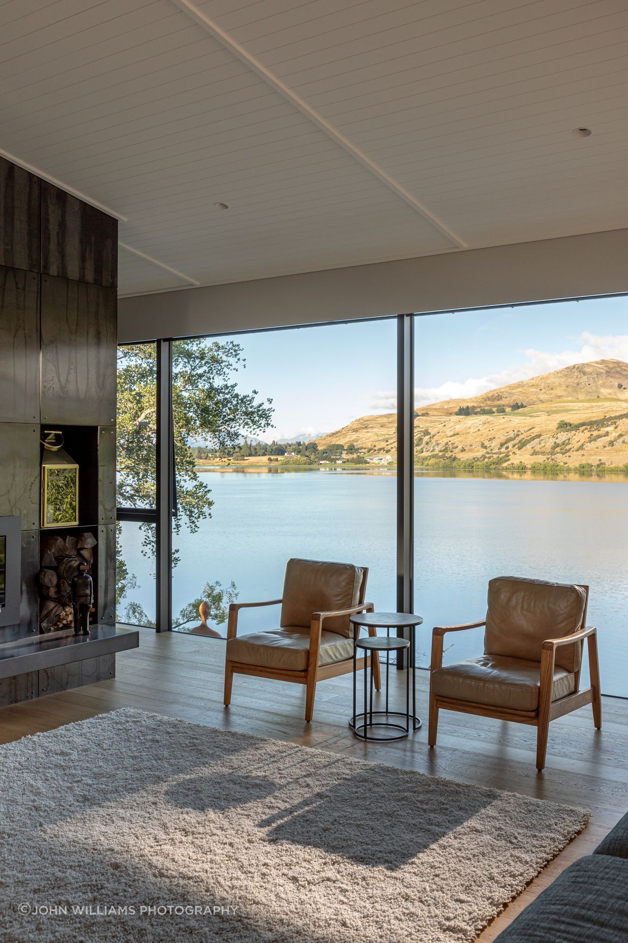 07-Ben-Hudson-Architects-Lake-House-indoor-fire.jpg