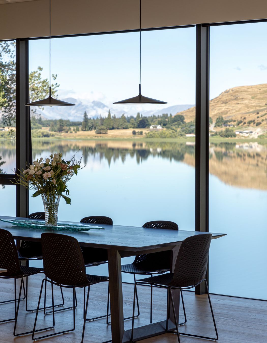 09-Ben-Hudson-Architects-Lake-House-lakeside-dining.jpg