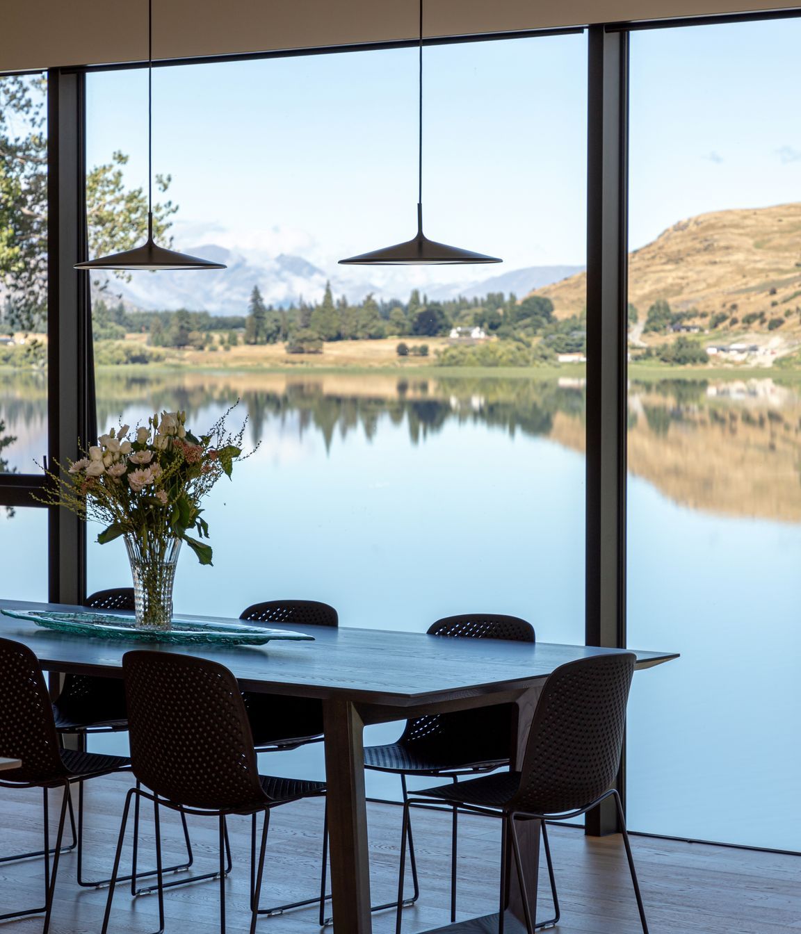 09-Ben-Hudson-Architects-Lake-House-lakeside-dining.jpg