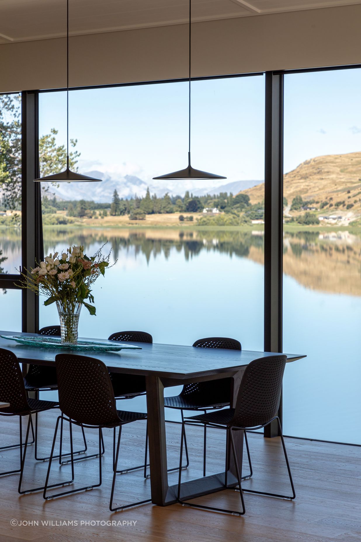 09-Ben-Hudson-Architects-Lake-House-lakeside-dining.jpg