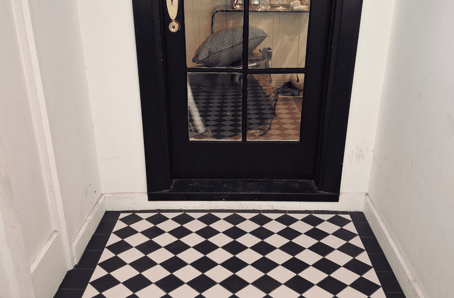 Colonial style tiled porch
