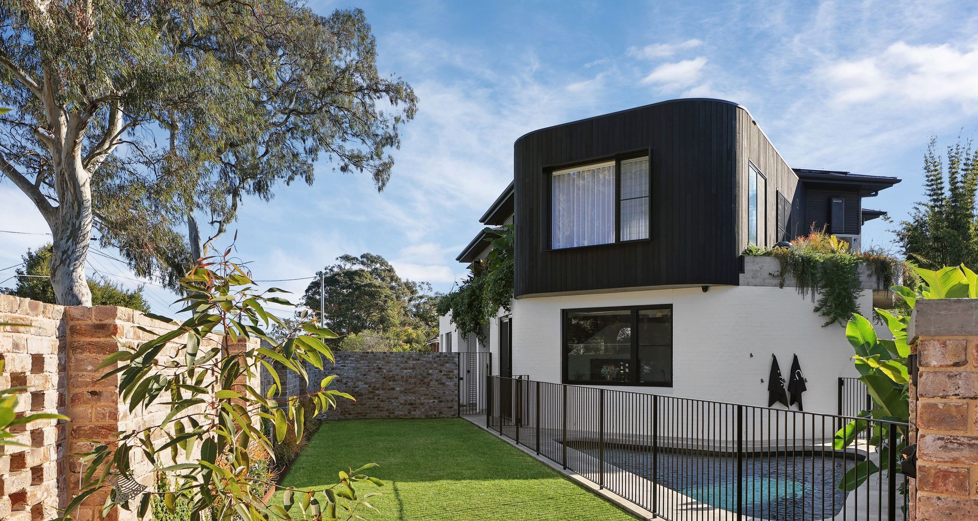 Partridge Avenue, Miranda banner