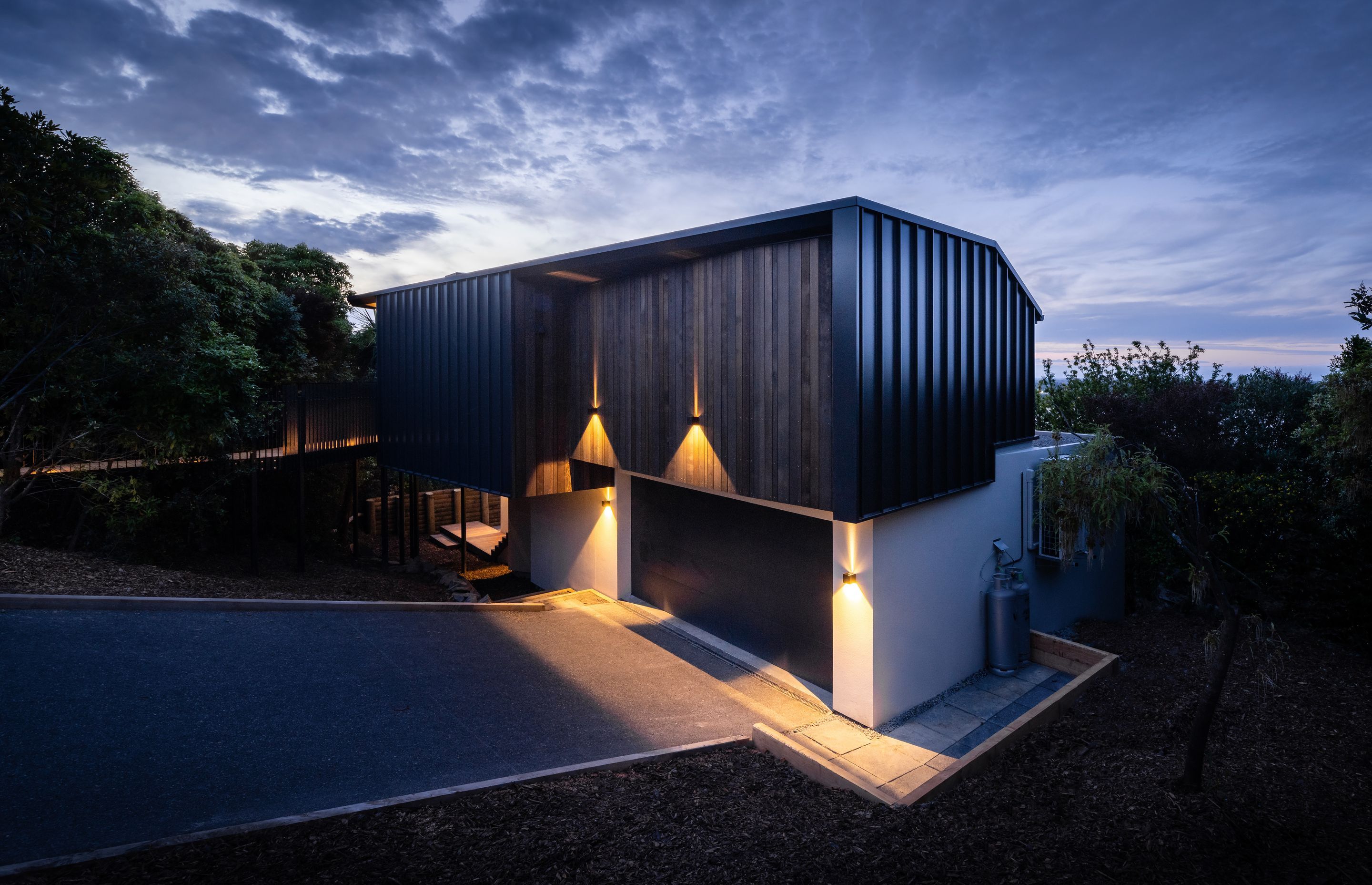 Above the garage, the elevation is clad in cedar, to create a softer and warmer welcoming face.