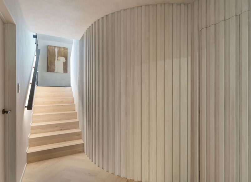 Exquisite Entrance and Stairwell Design
