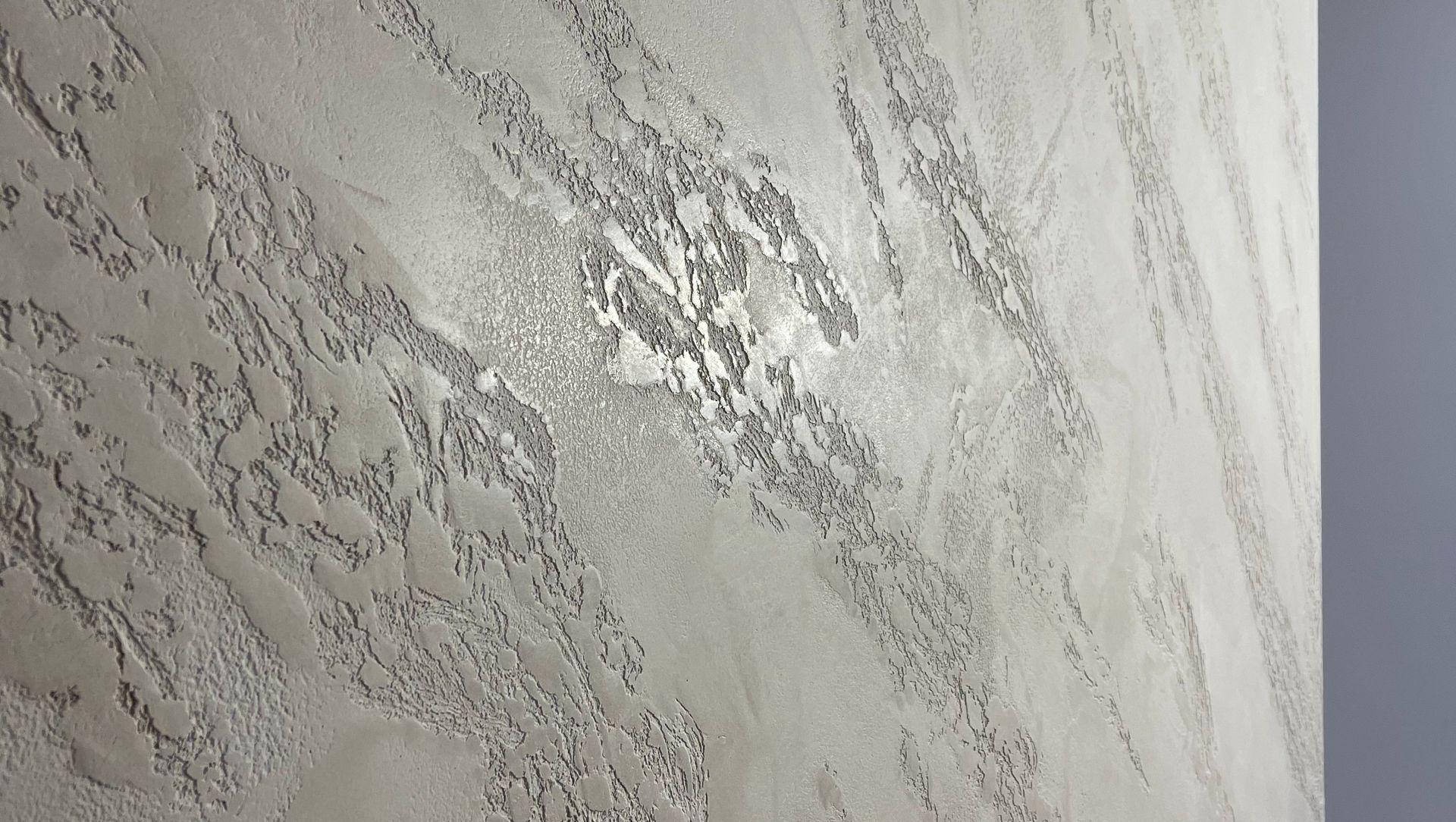 Feature wall, Split stone banner