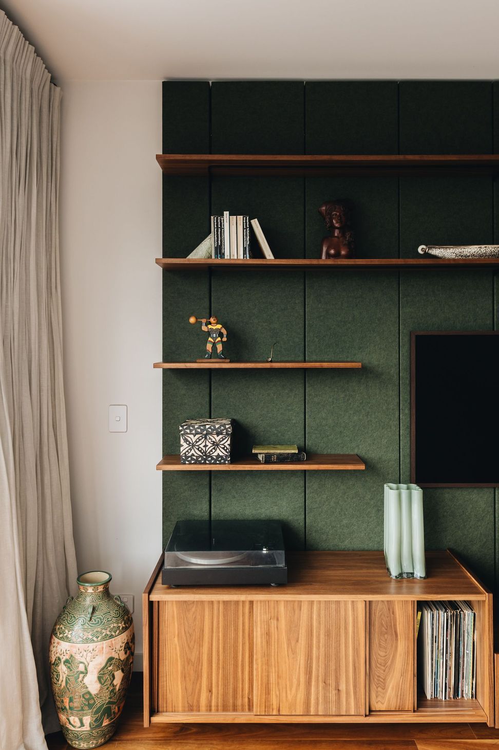 Lounge005small.jpg