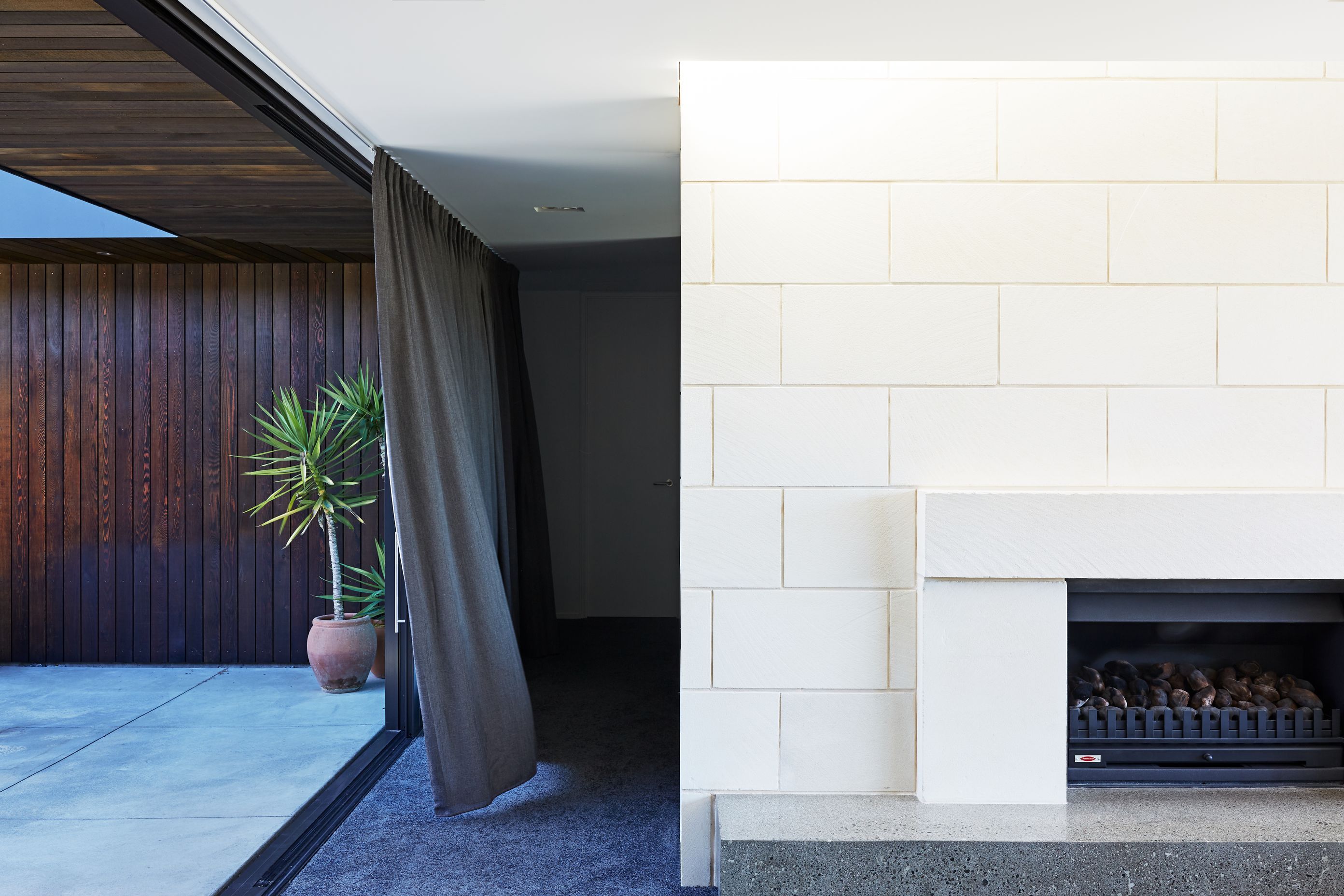 Oamaru-stone-limestone-fireplace-NZ-Andrew-Sexton-v3.jpg