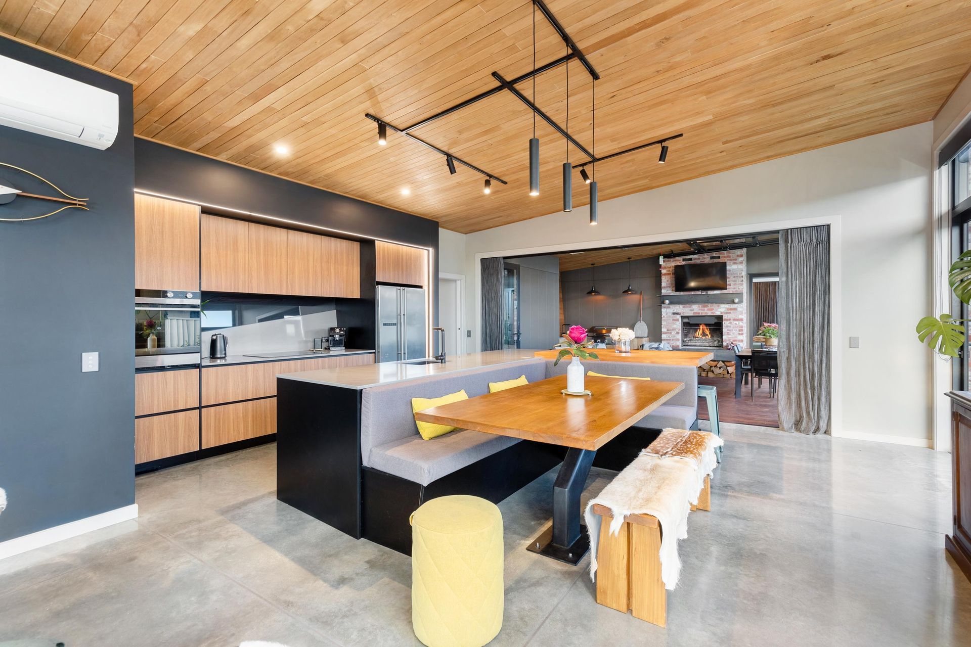 Nouveau Pizzeria Outdoor fire