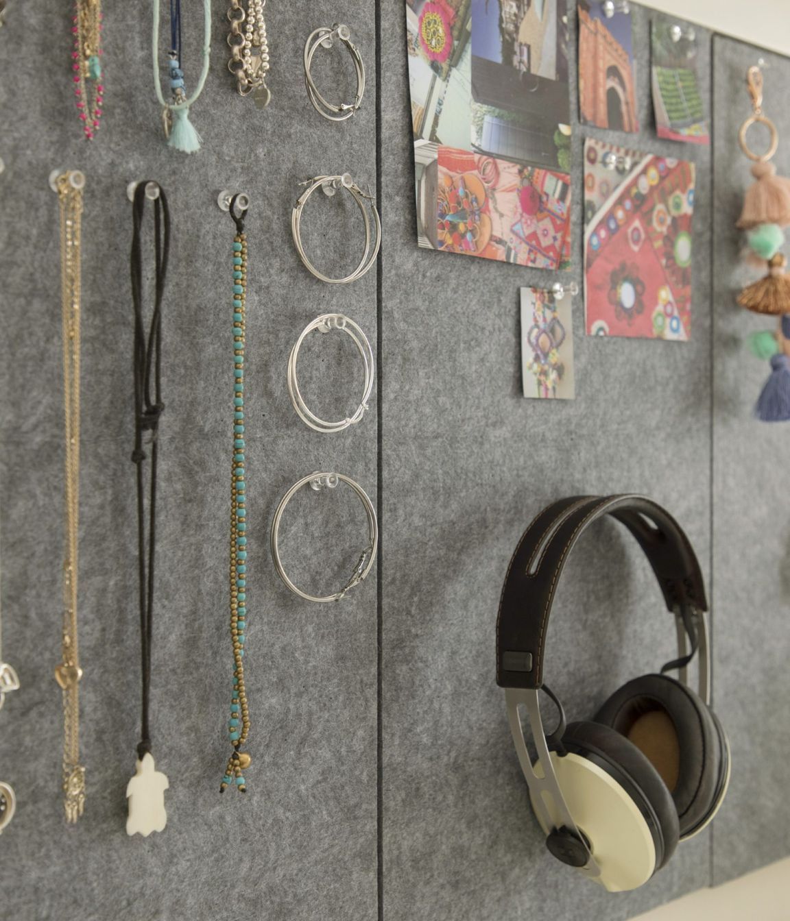 Ryde-Zali-room-pinboard-and-jewellry-scaled-v3.jpg