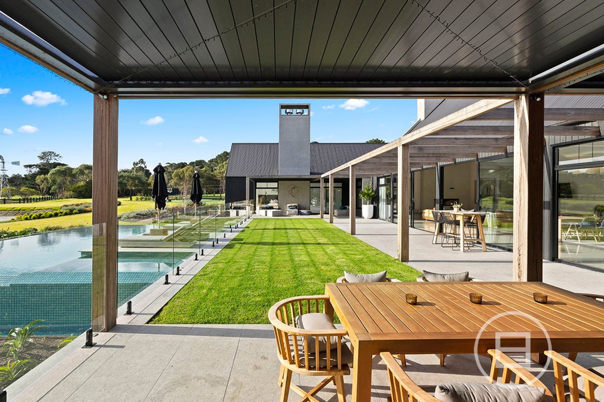 With breathtaking views, the entertaining area is perfectly positioned to overlook the mesmerising infinity pool, creating an enchanting oasis of tranquility and luxury