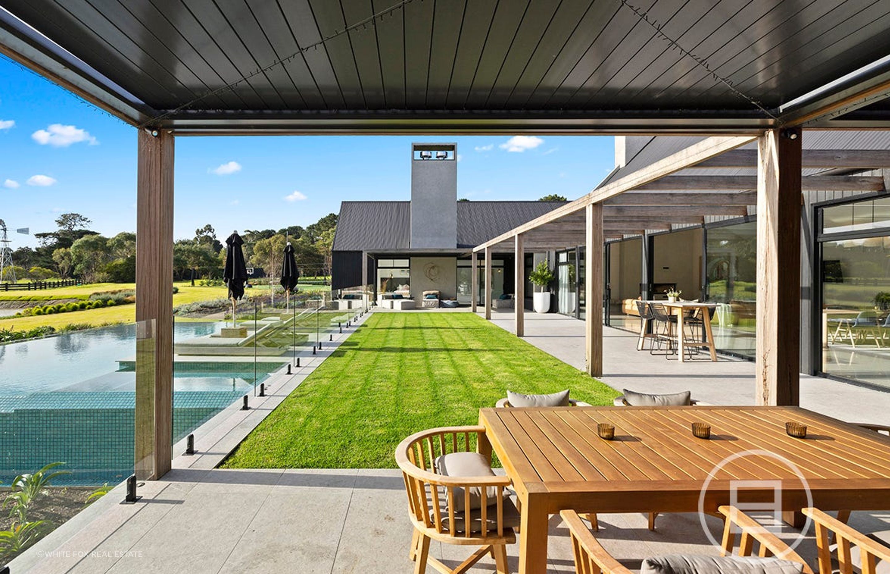 With breathtaking views, the entertaining area is perfectly positioned to overlook the mesmerising infinity pool, creating an enchanting oasis of tranquility and luxury