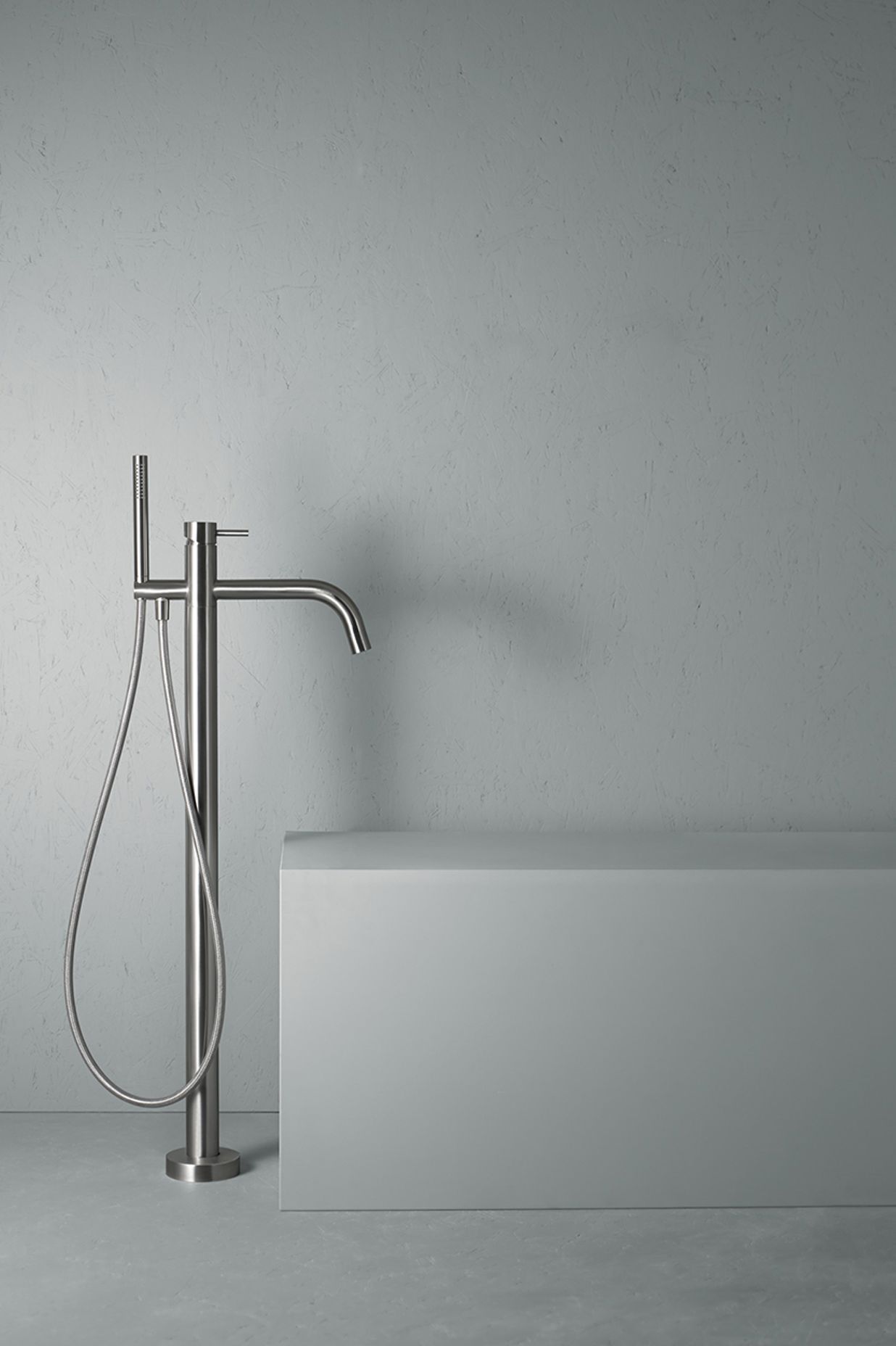 Quadro 1262 Bath Pedestal & Handshower