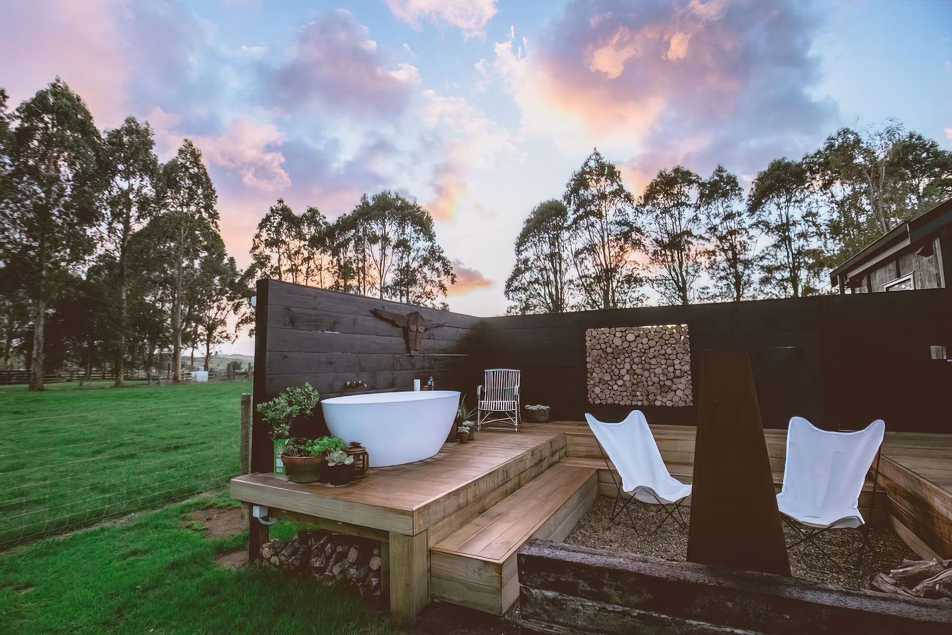 The Round Tent, Raglan