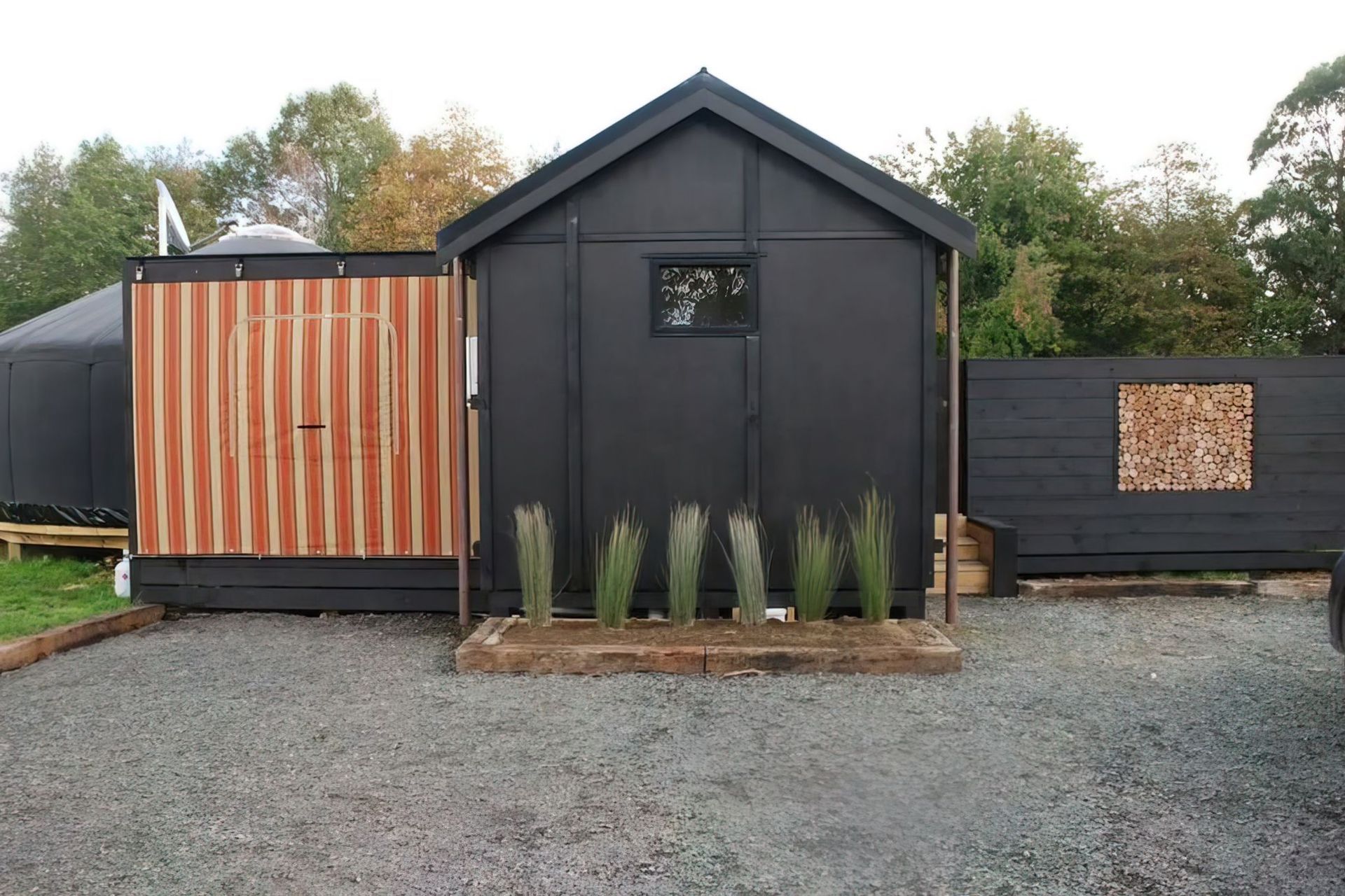 The Round Tent, Raglan