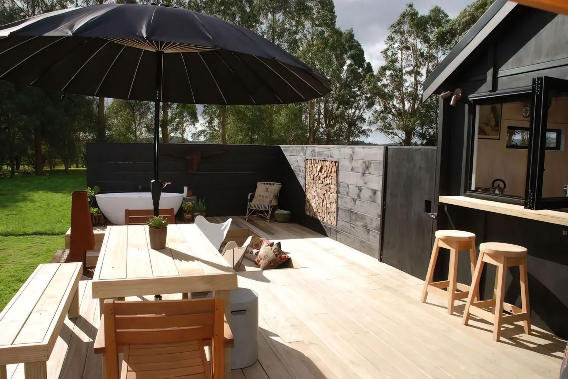 The Round Tent, Raglan