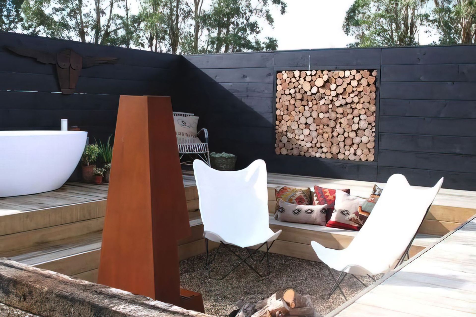 The Round Tent, Raglan