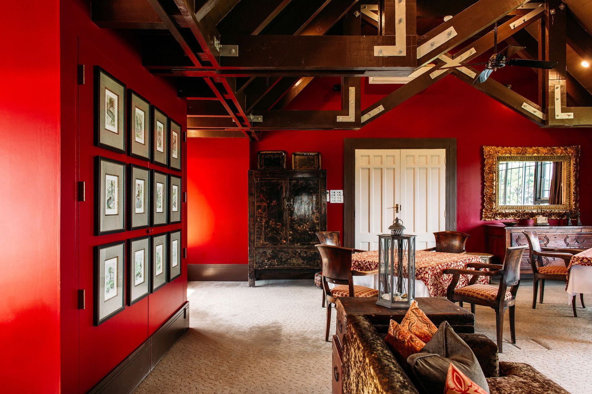 The evening room can be reconfigured for many types of functions. A cocktail bar is hidden behind the grid of artworks.