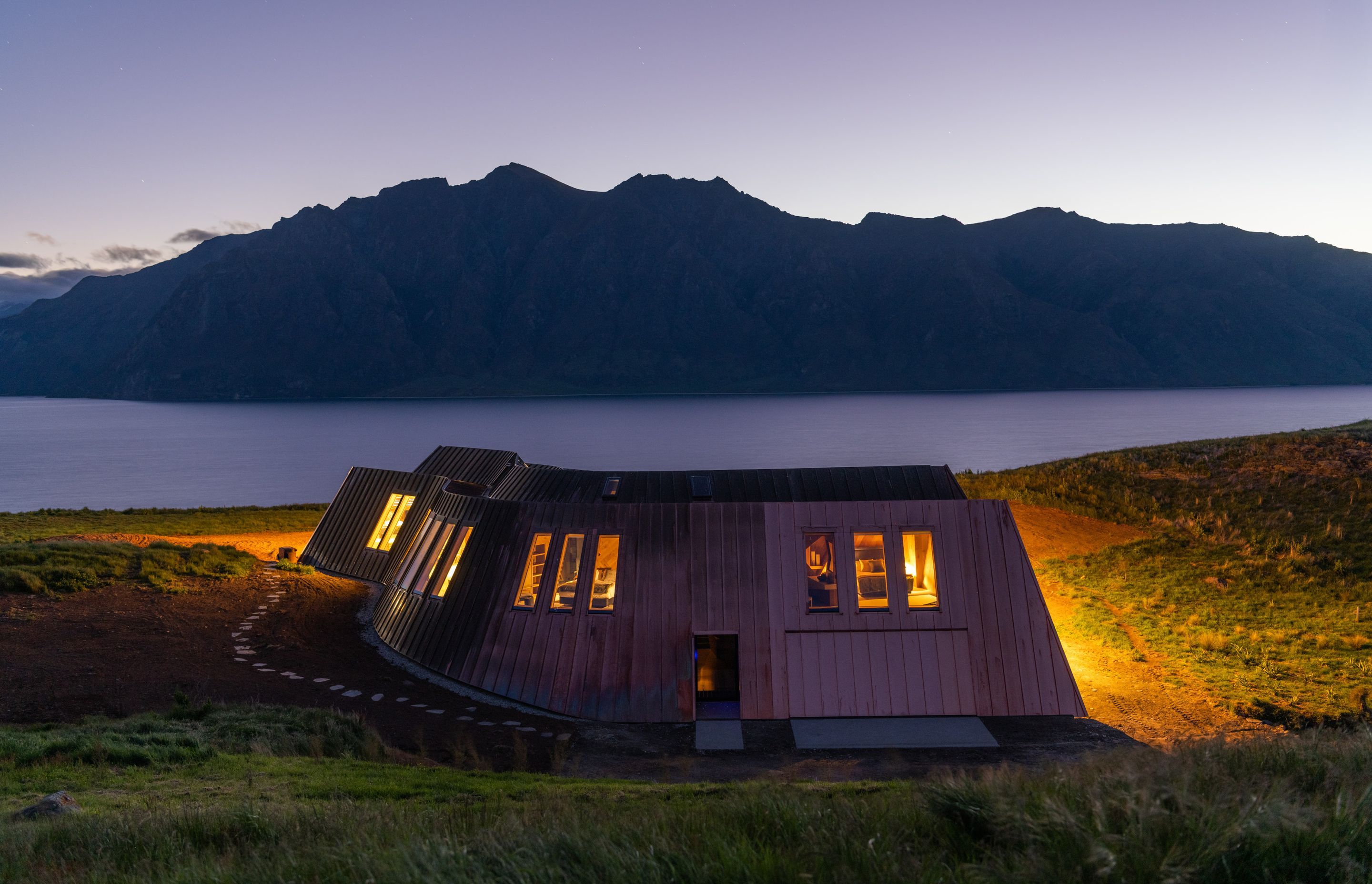 The lodge is situated within a secluded, 1700 sqm elevated site, part of a 7000-acre station, overlooking Lake Hawea.