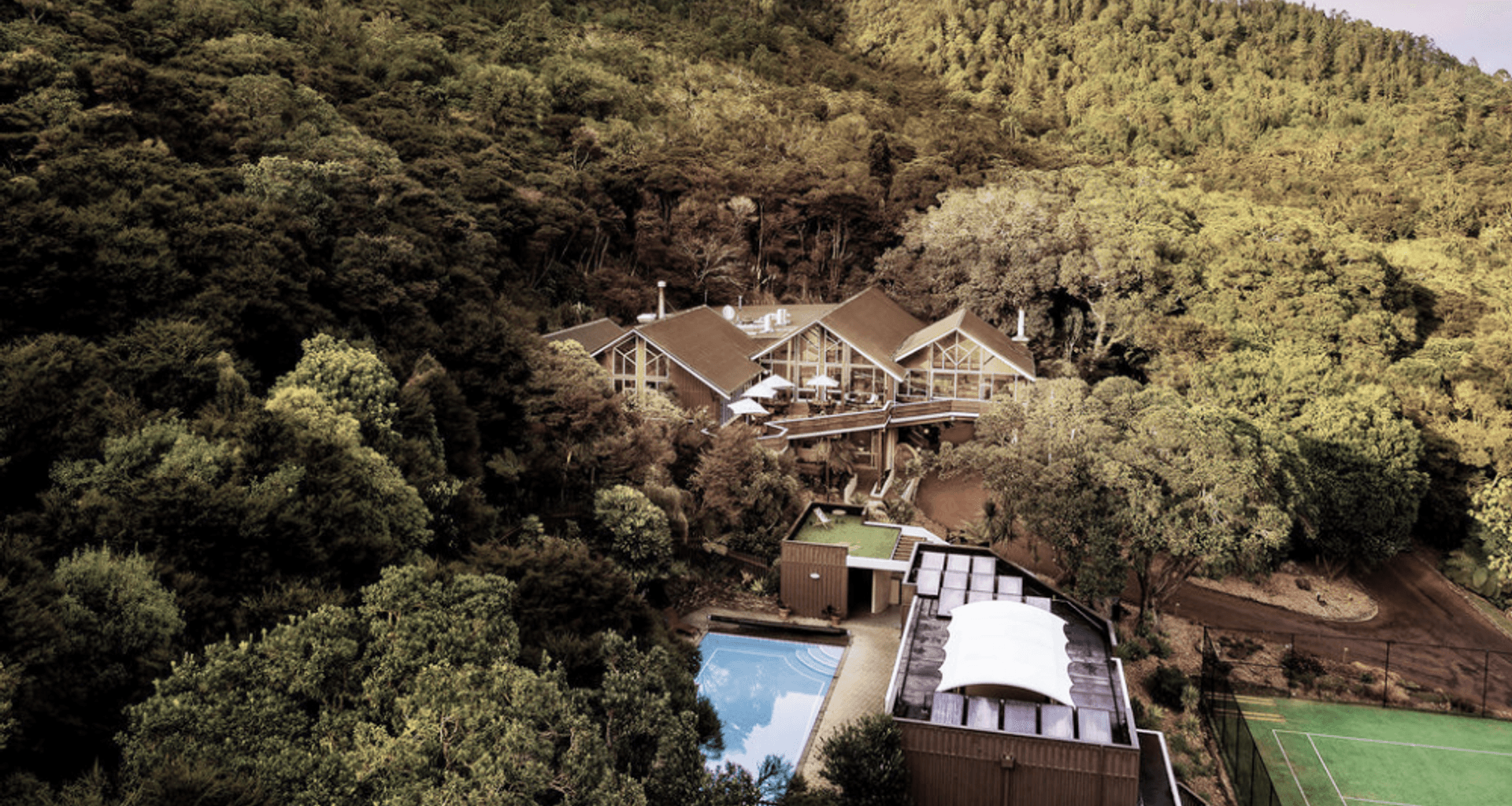 Grand Mecure Puka Park, Pauanui banner