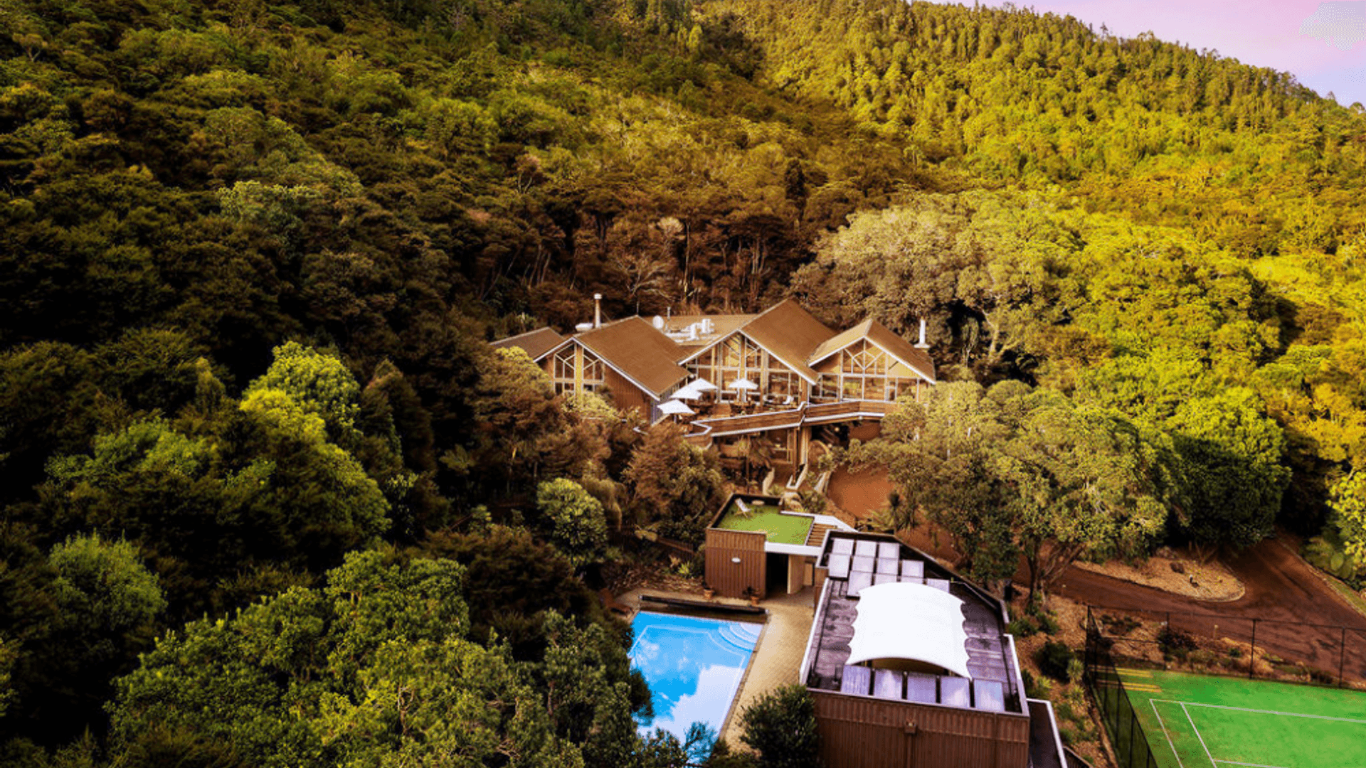 Grand Mecure Puka Park, Pauanui banner