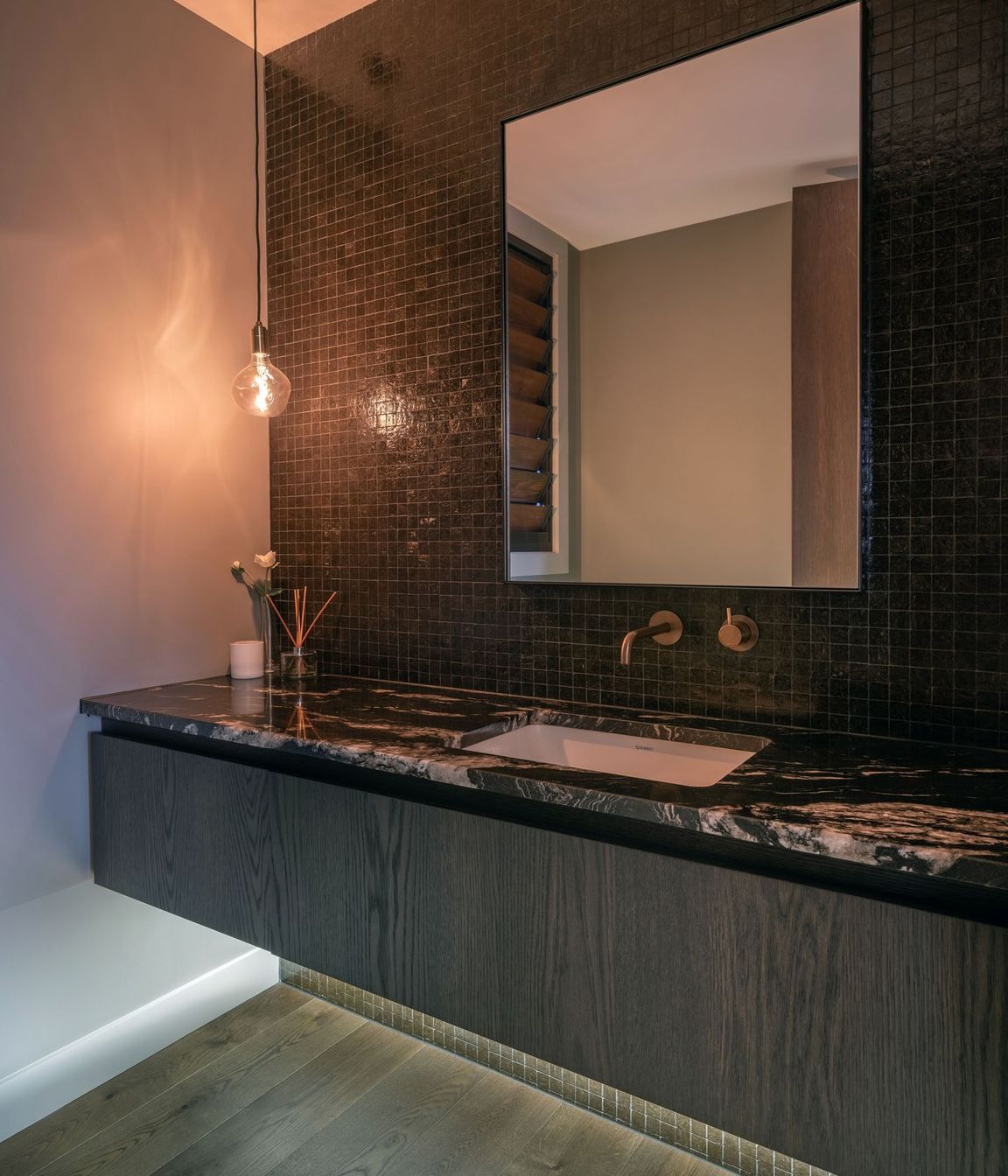 The large guest room's en suite features a dramatic granite countertop.
