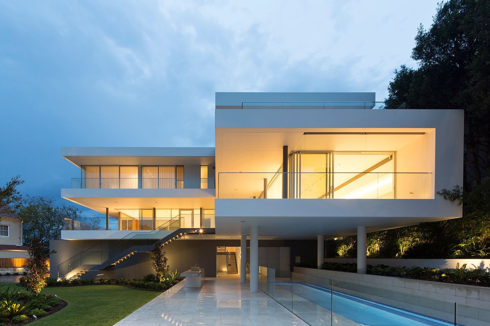 MHNDU Cantilever House