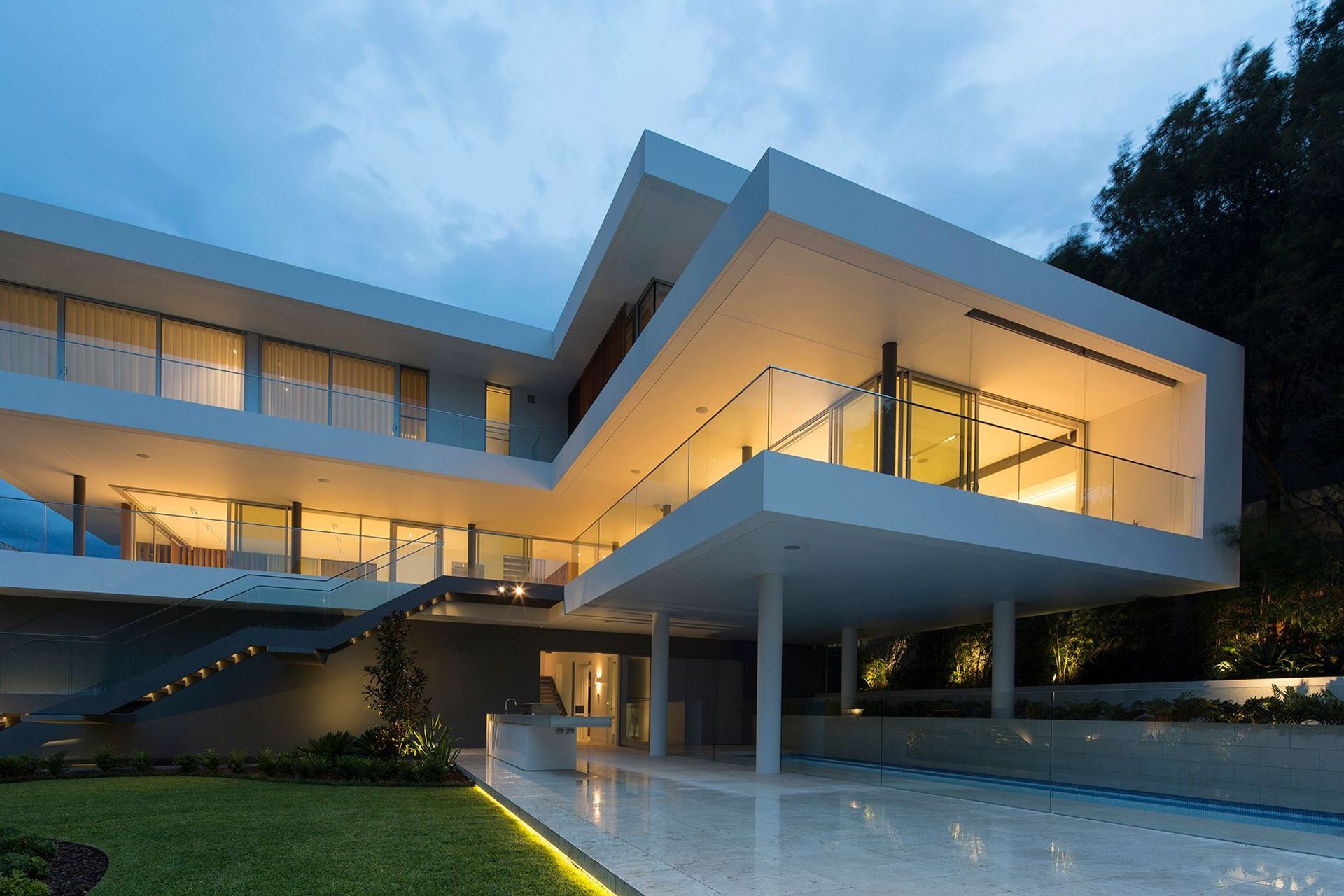 MHNDU Cantilever House