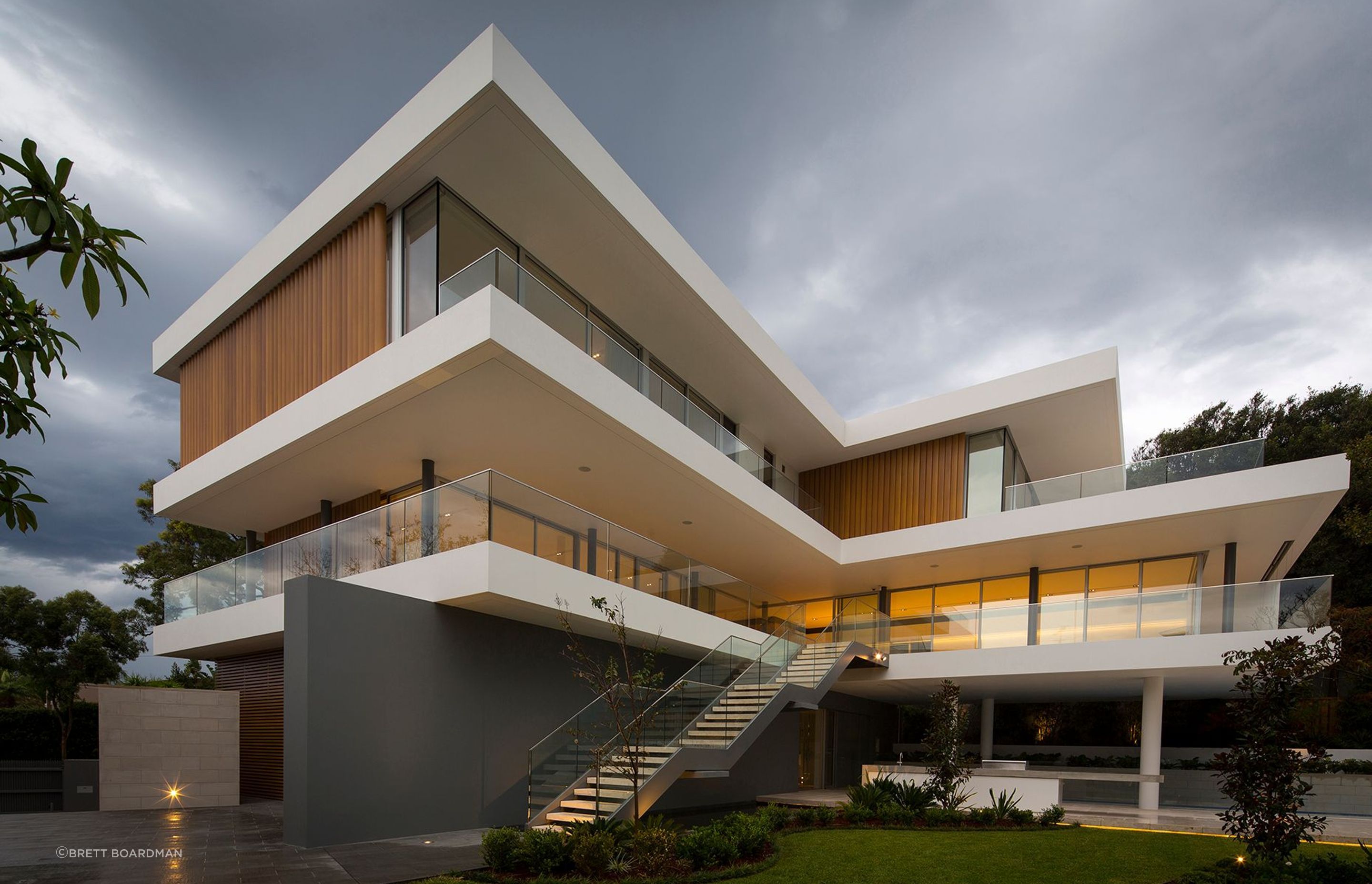 MHNDU Cantilever House