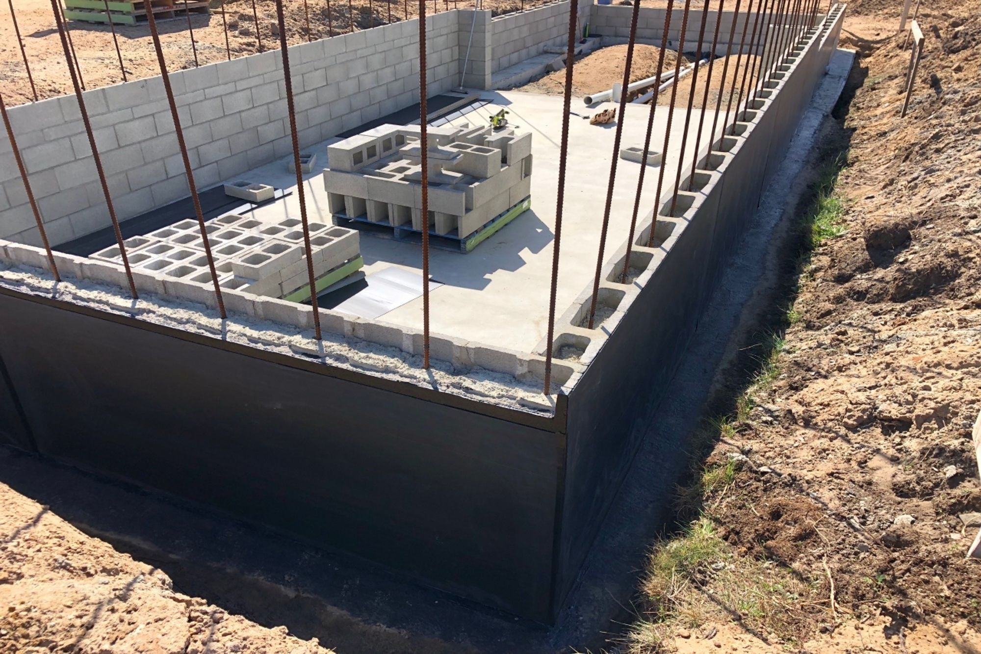 Main House Retaining Walls. Photography: Hawksley Developments