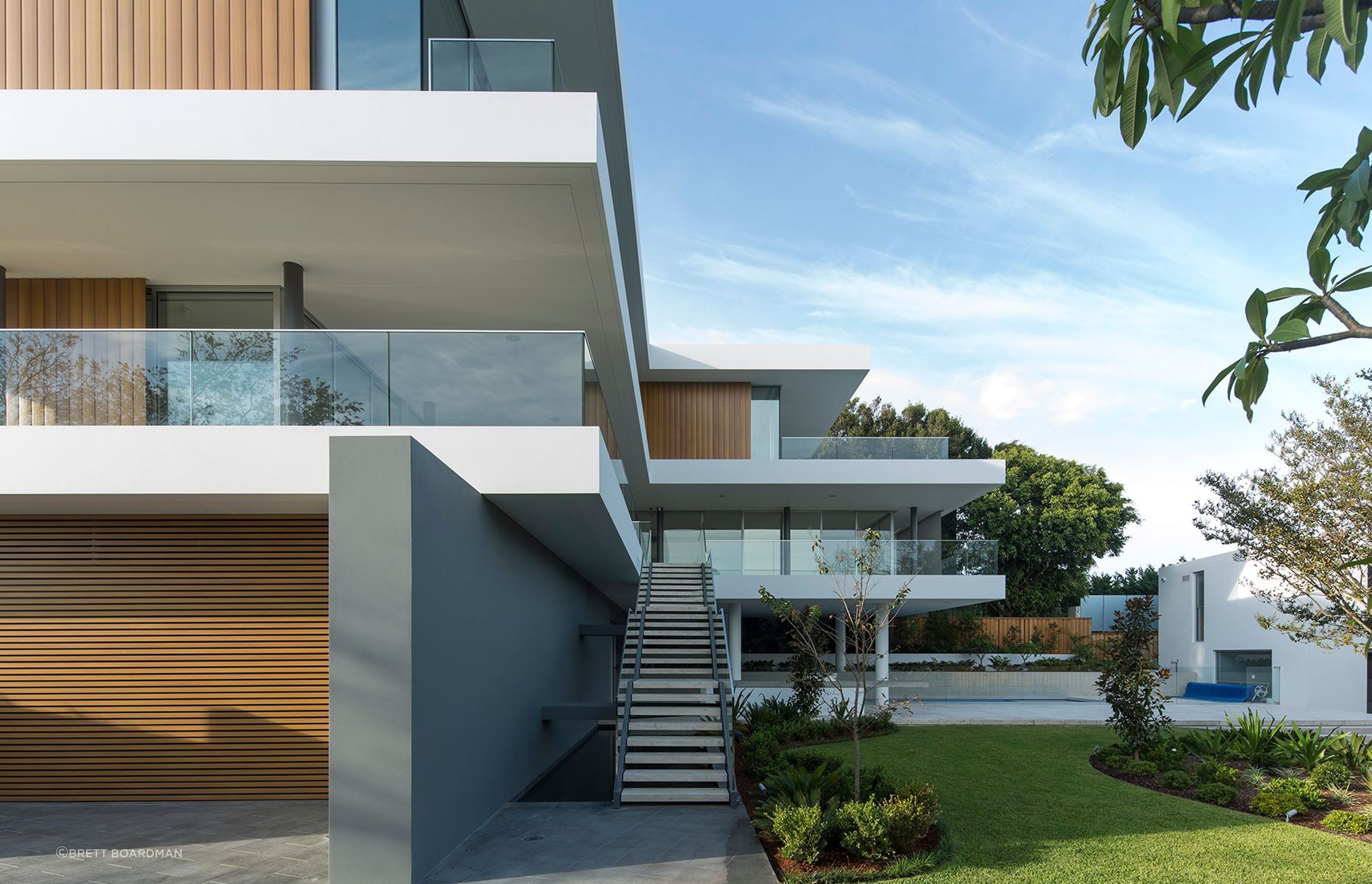 MHNDU Cantilever House