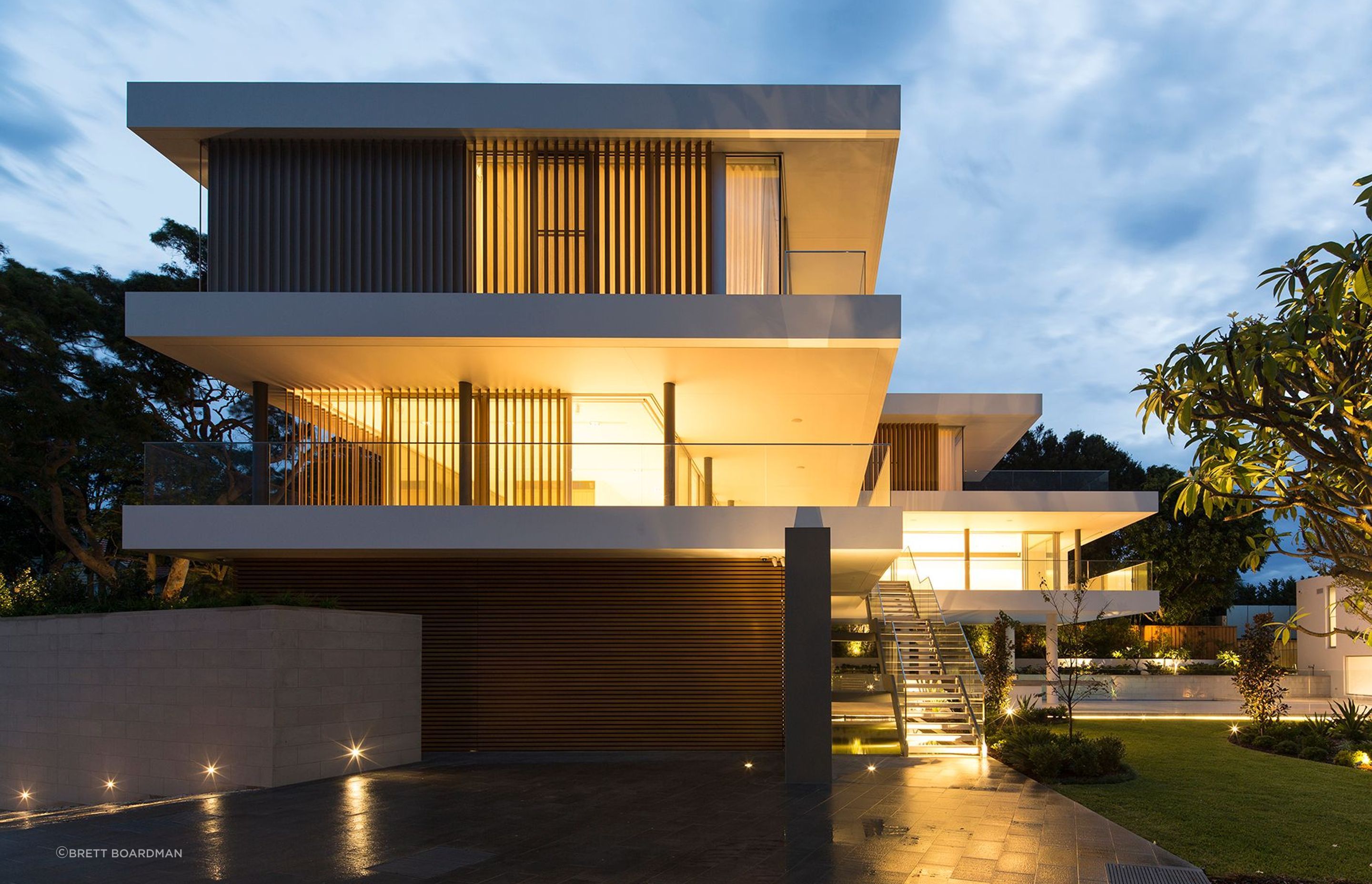 MHNDU Cantilever House