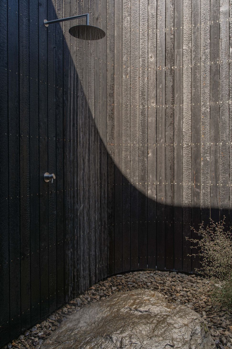 09Wanaka-SKI-HouseBathroom-CourtyardCasey-Moore09-ap-compressed.jpg