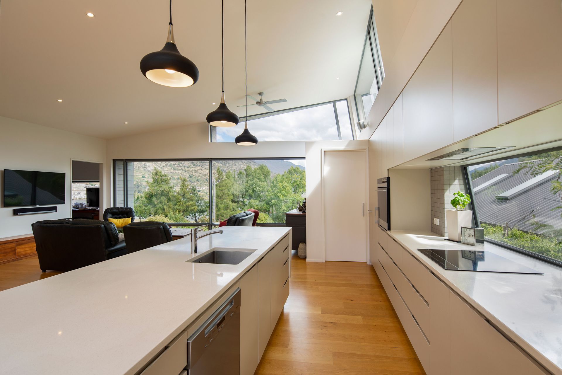 Lake Avenue, Frankton